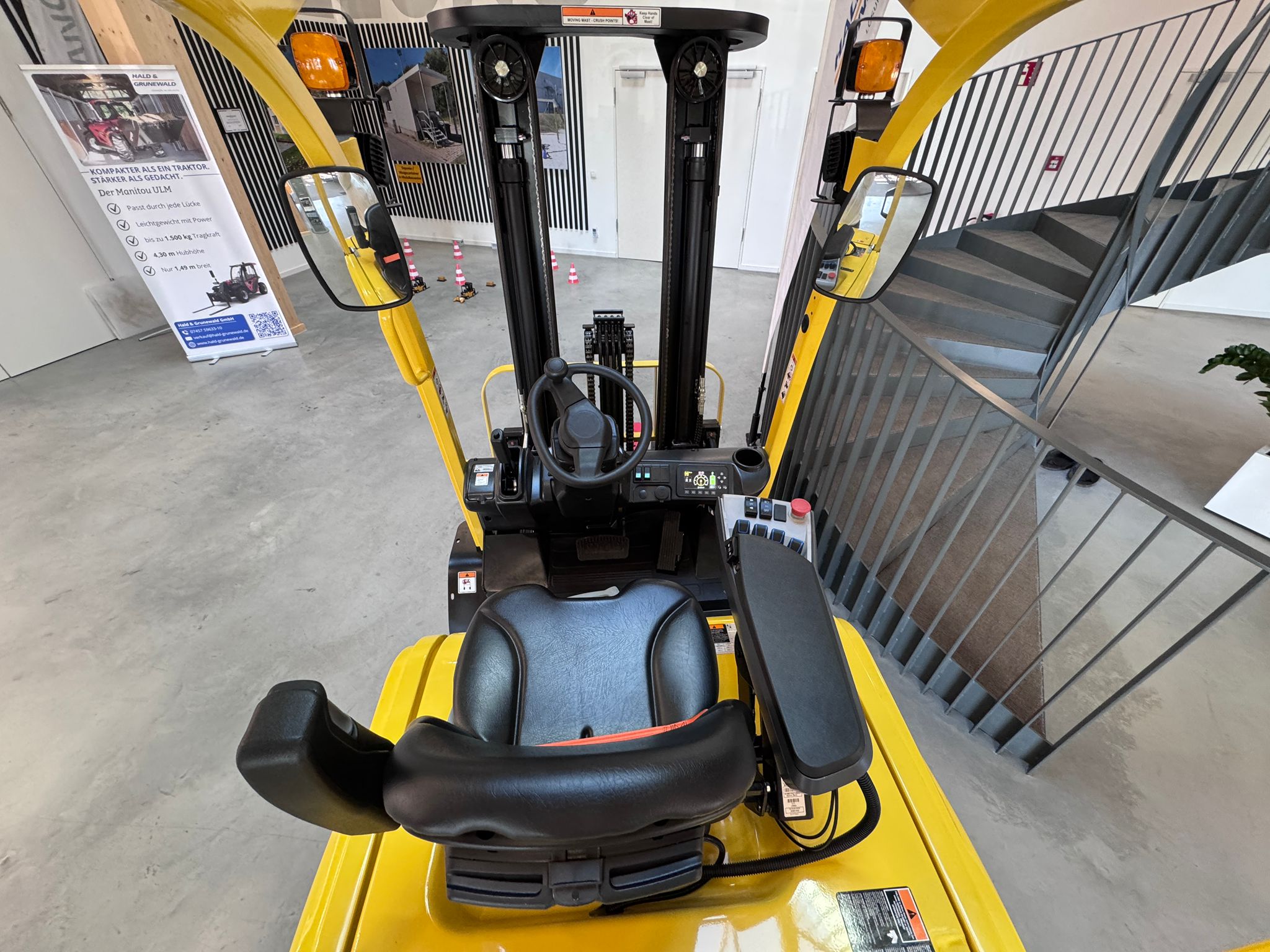 hyster-j2-5ut-elektro-frontstapler-lithium-triplex-minihebel image 4