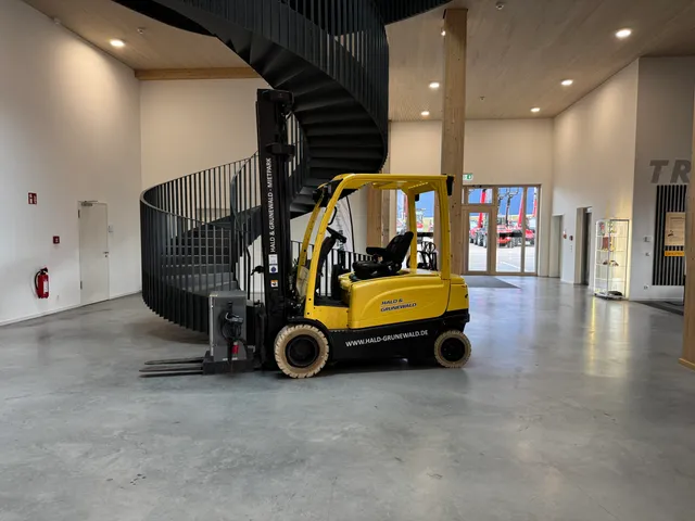 hyster-j3-0xn-elektro-gabelstapler-6-70m-hubh-he image 1