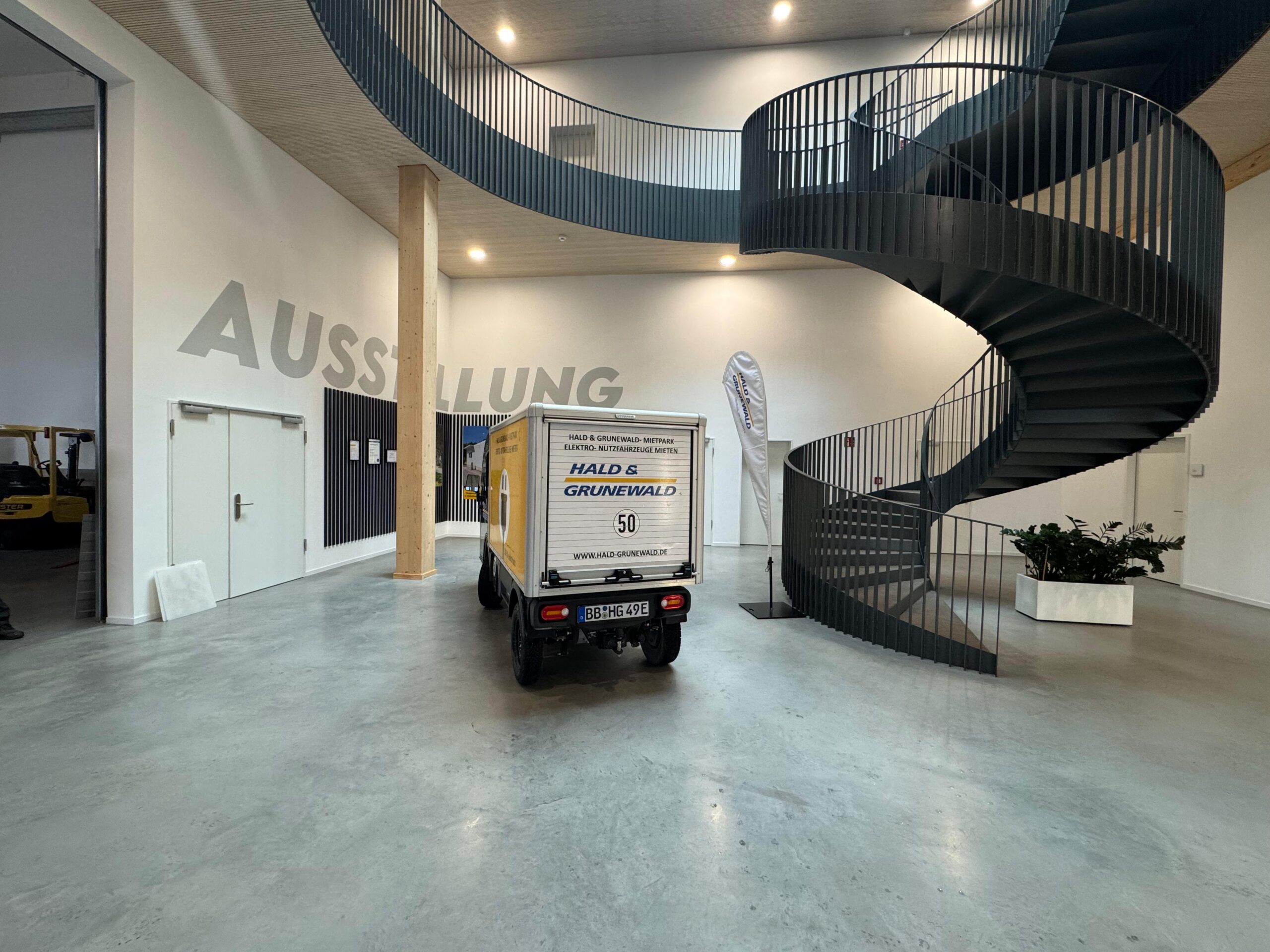 goupil-g4-elektro-nutzfahrzeug-van-aufbau-rollt-ren image 3