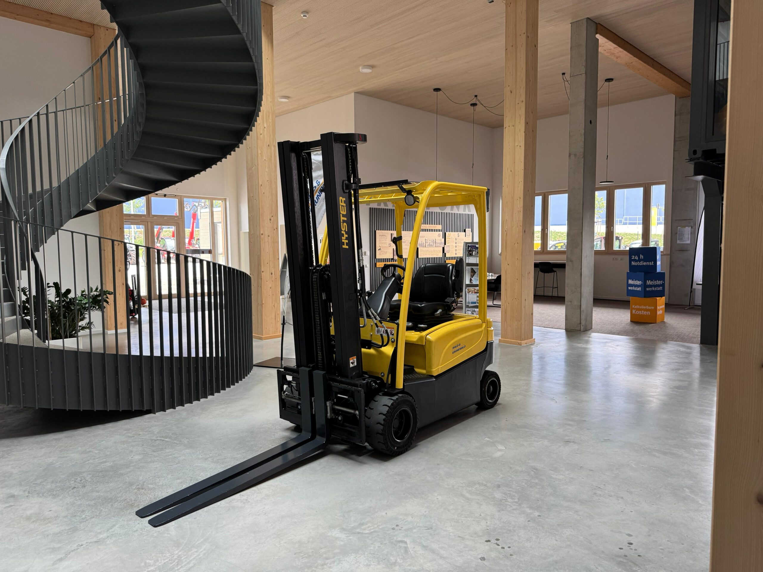 hyster-j1-6xn-elektro-frontstapler-seitenschieber image 2