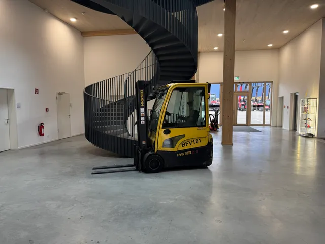 hyster-j2-0xnt-elektro-gabelstapler-vollkabine-triplex image 1