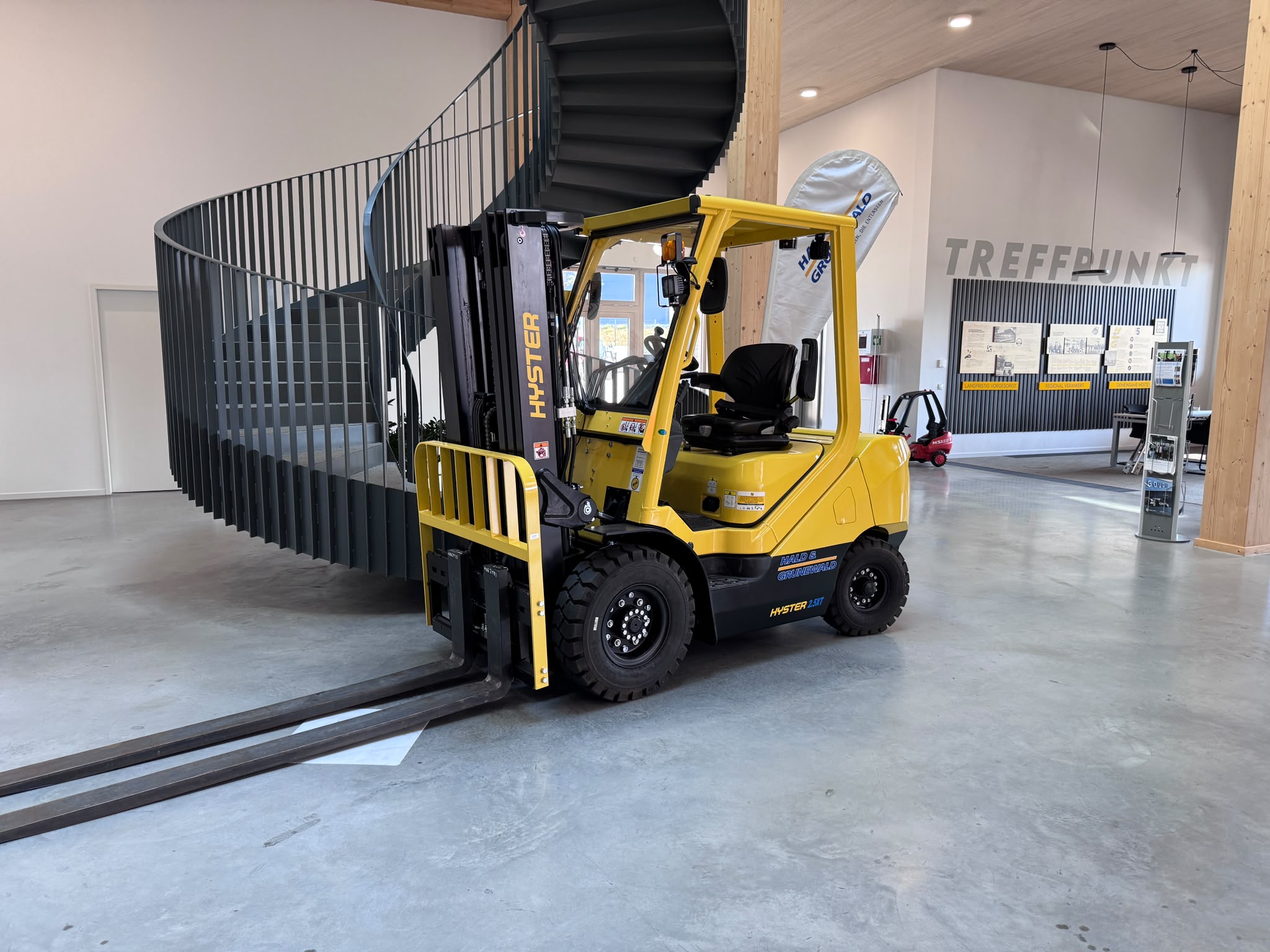 hyster-j2-5xtlg-elektro-frontstapler-triplex-4500mm image 3