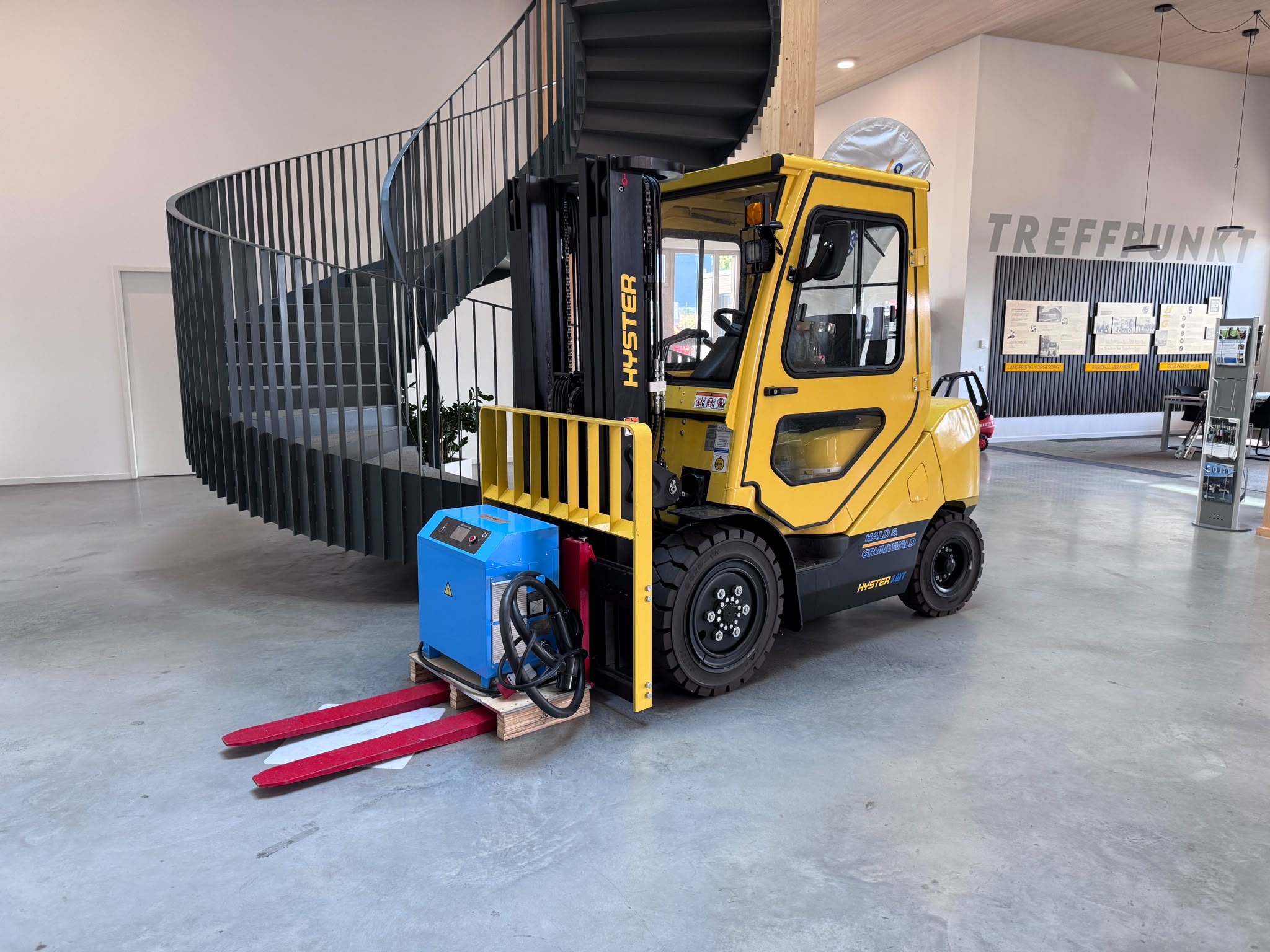 hyster-j3-0xtlg-elektro-frontstapler-vollkabine-triplex image 4