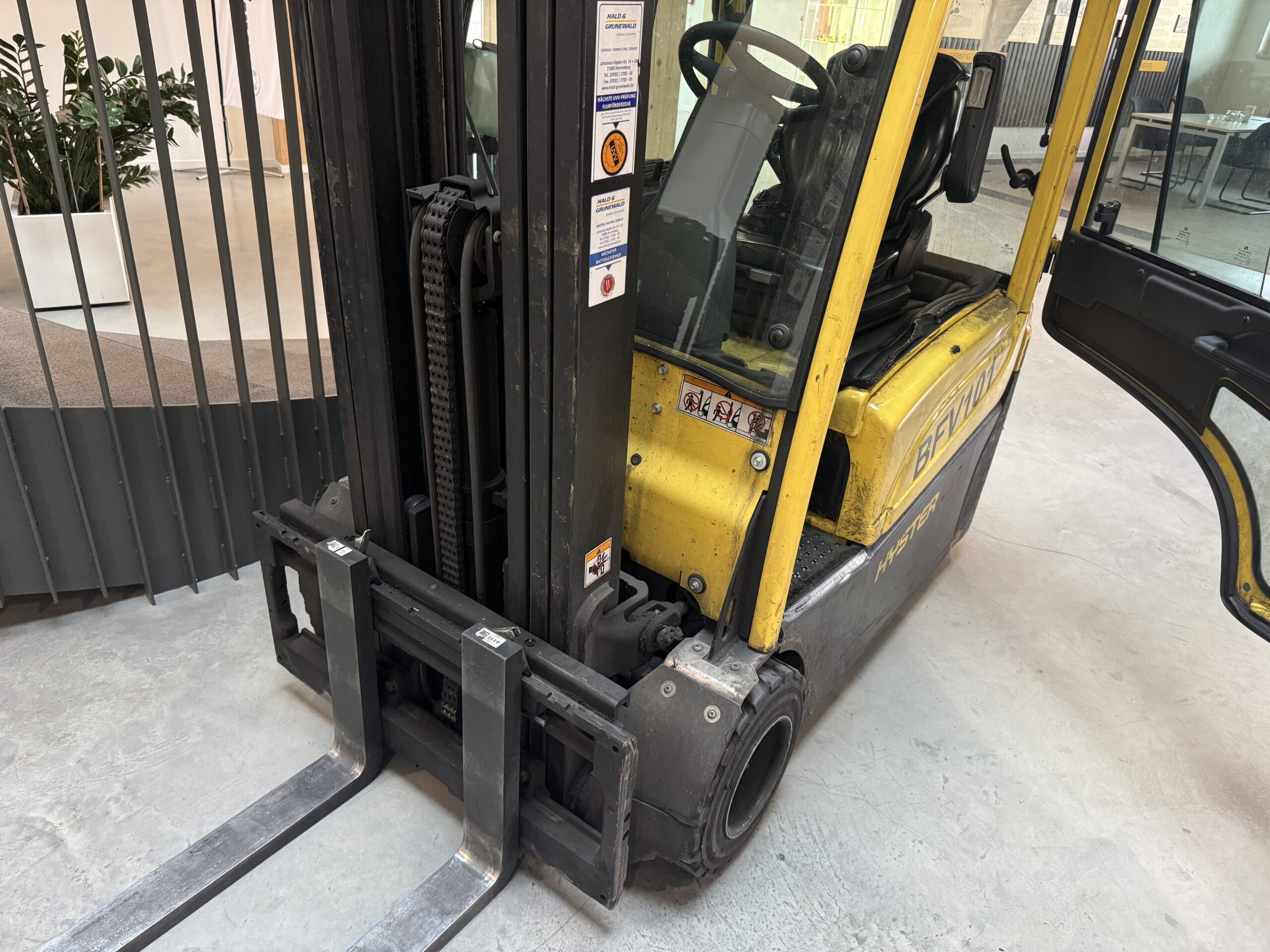 hyster-j2-0xnt-elektro-gabelstapler-vollkabine-triplex image 2
