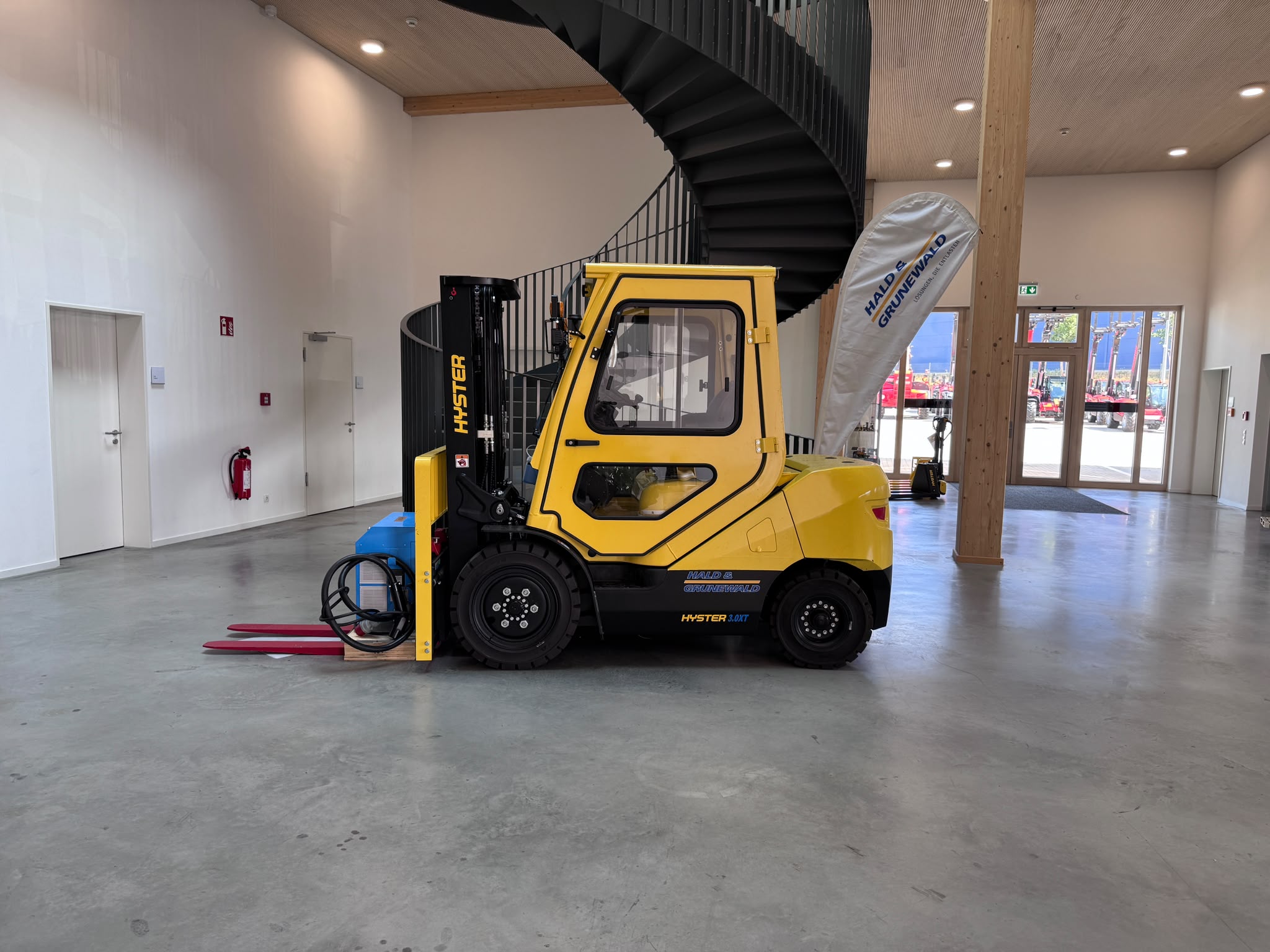 hyster-j3-0xtlg-elektro-frontstapler-vollkabine-triplex image 1