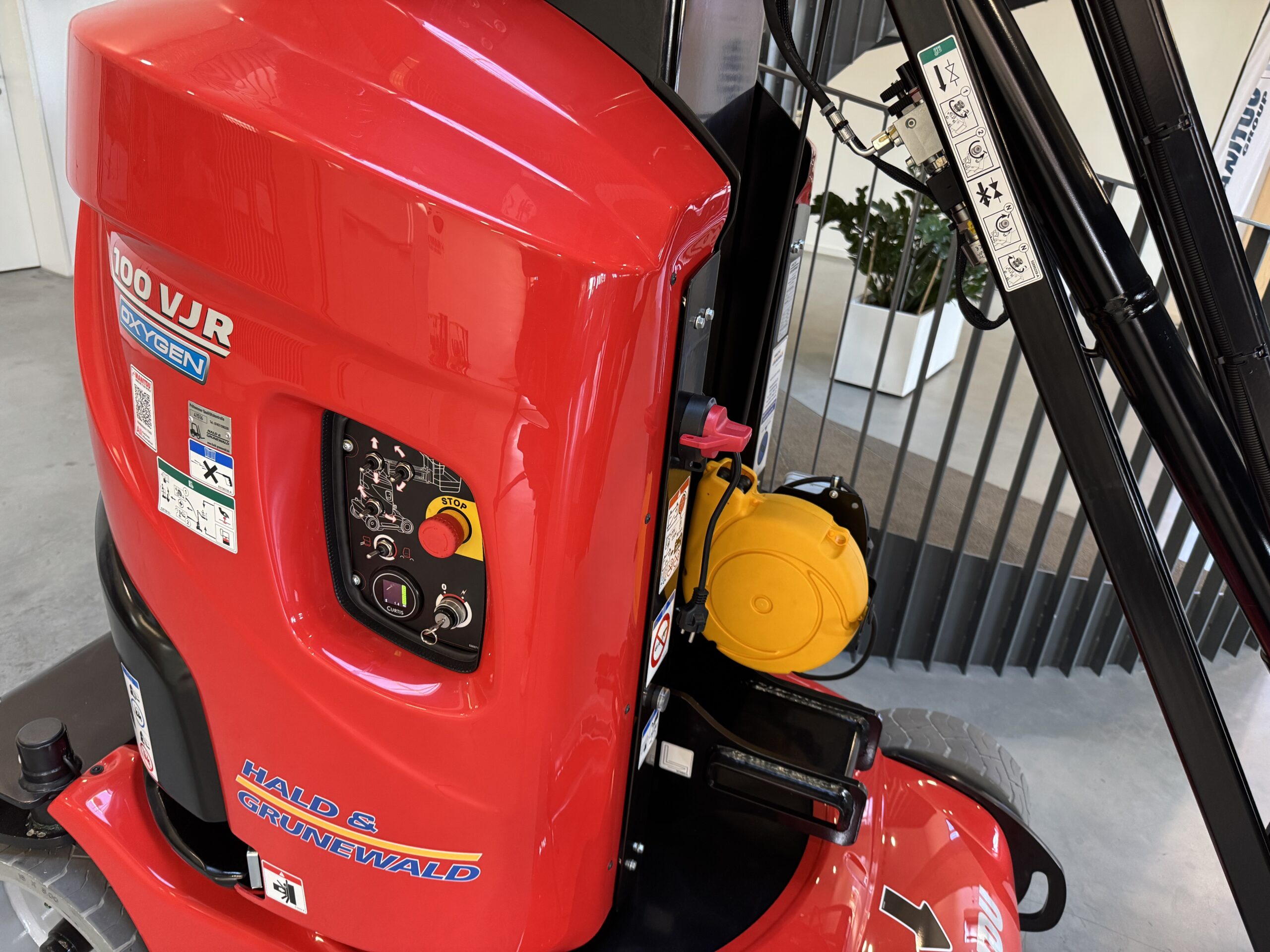 manitou-100-vjr-elektro-vertikalb-hne-24-v-korb image 3
