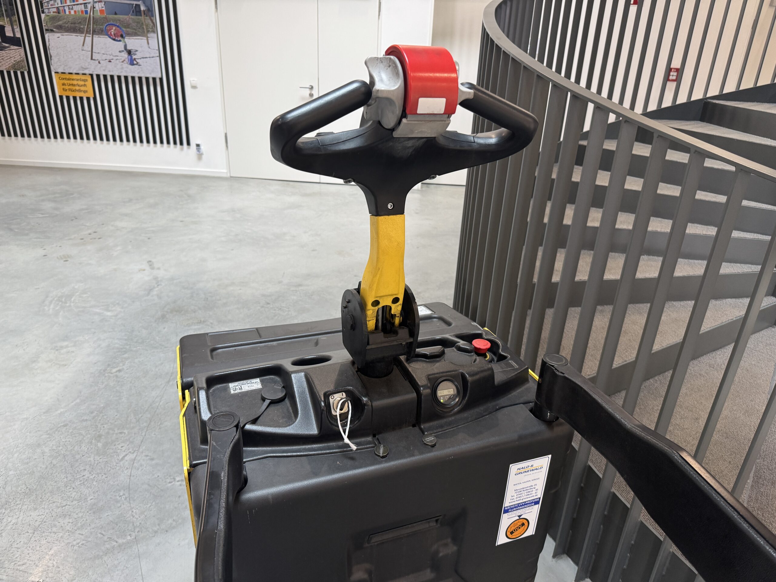 hyster-p2-0se-elektro-niederhubwagen-mit-fahrerstand image 2