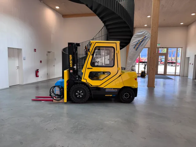 hyster-j3-0xtlg-elektro-frontstapler-vollkabine-triplex image 1