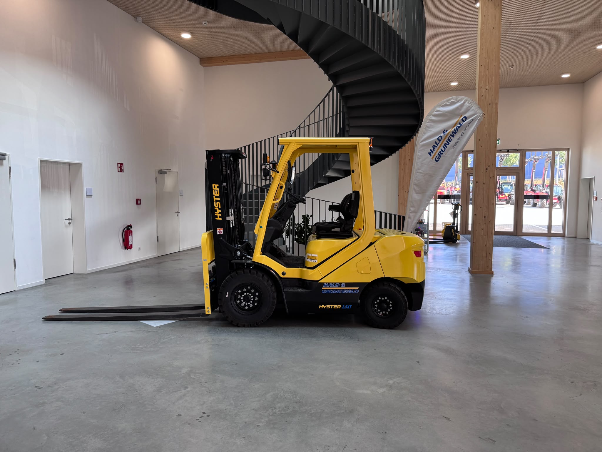 hyster-j2-5xtlg-elektro-frontstapler-triplex-4500mm image 1