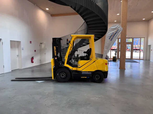 hyster-j2-5xtlg-elektro-frontstapler-triplex-4500mm image 1