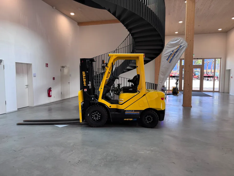 hyster-j2-5xtlg-elektro-frontstapler-triplex-4500mm image 1