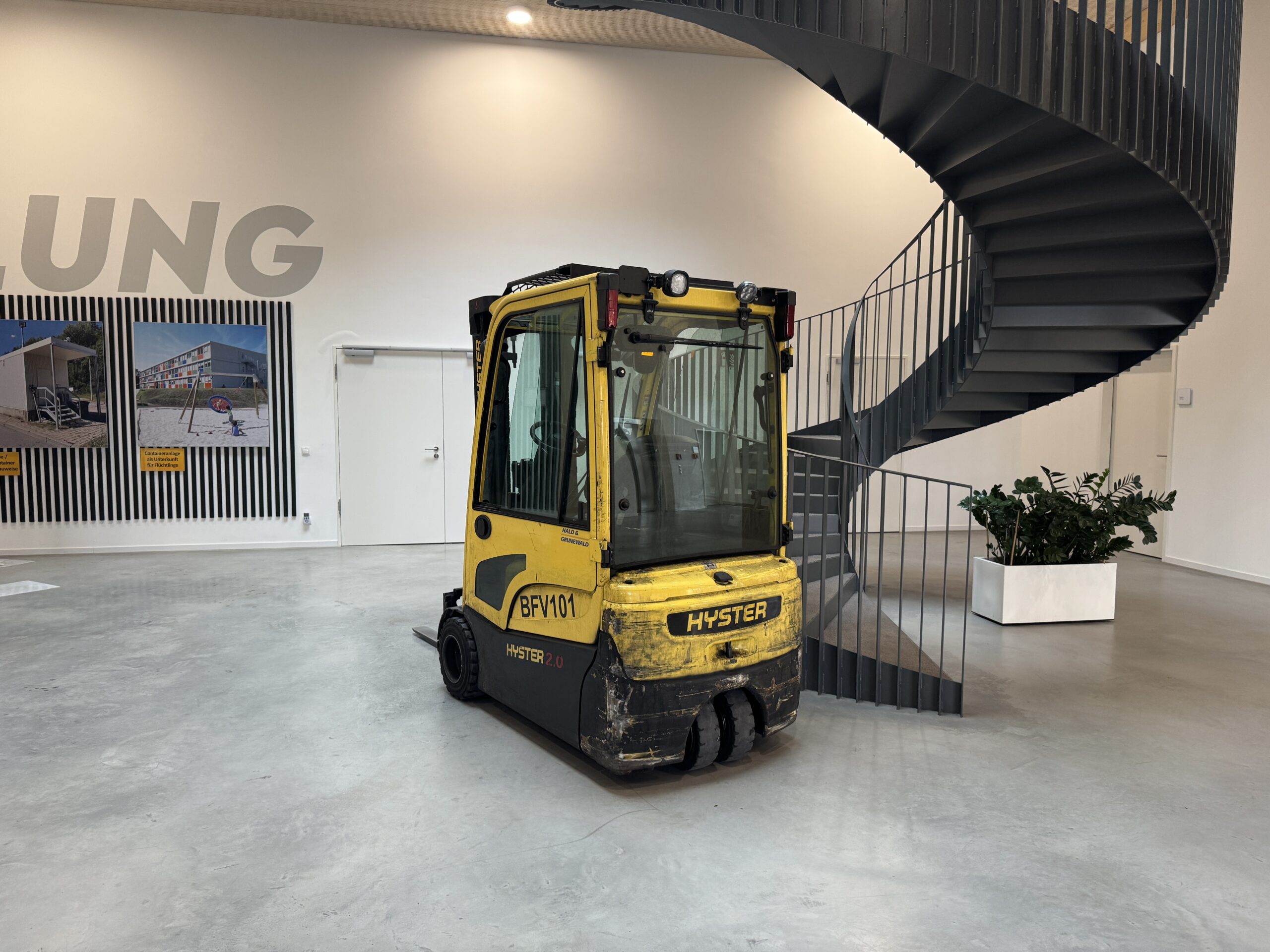 hyster-j2-0xnt-elektro-gabelstapler-vollkabine-triplex image 4