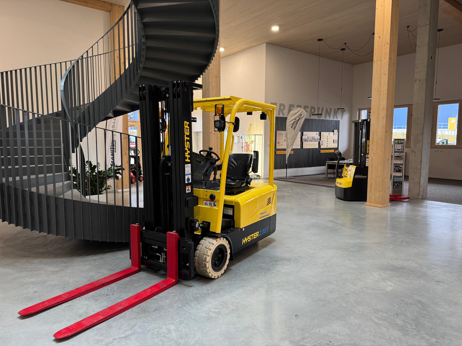 hyster-j2-0uttl-elektro-frontstapler-mit-lithium-batterie image 2
