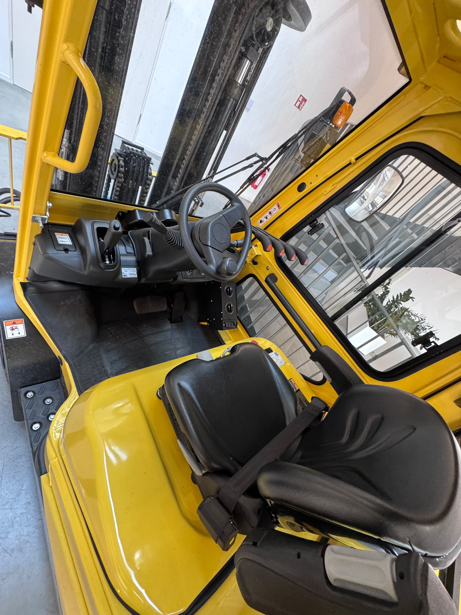 hyster-j3-0xtlg-elektro-frontstapler-vollkabine-triplex image 2