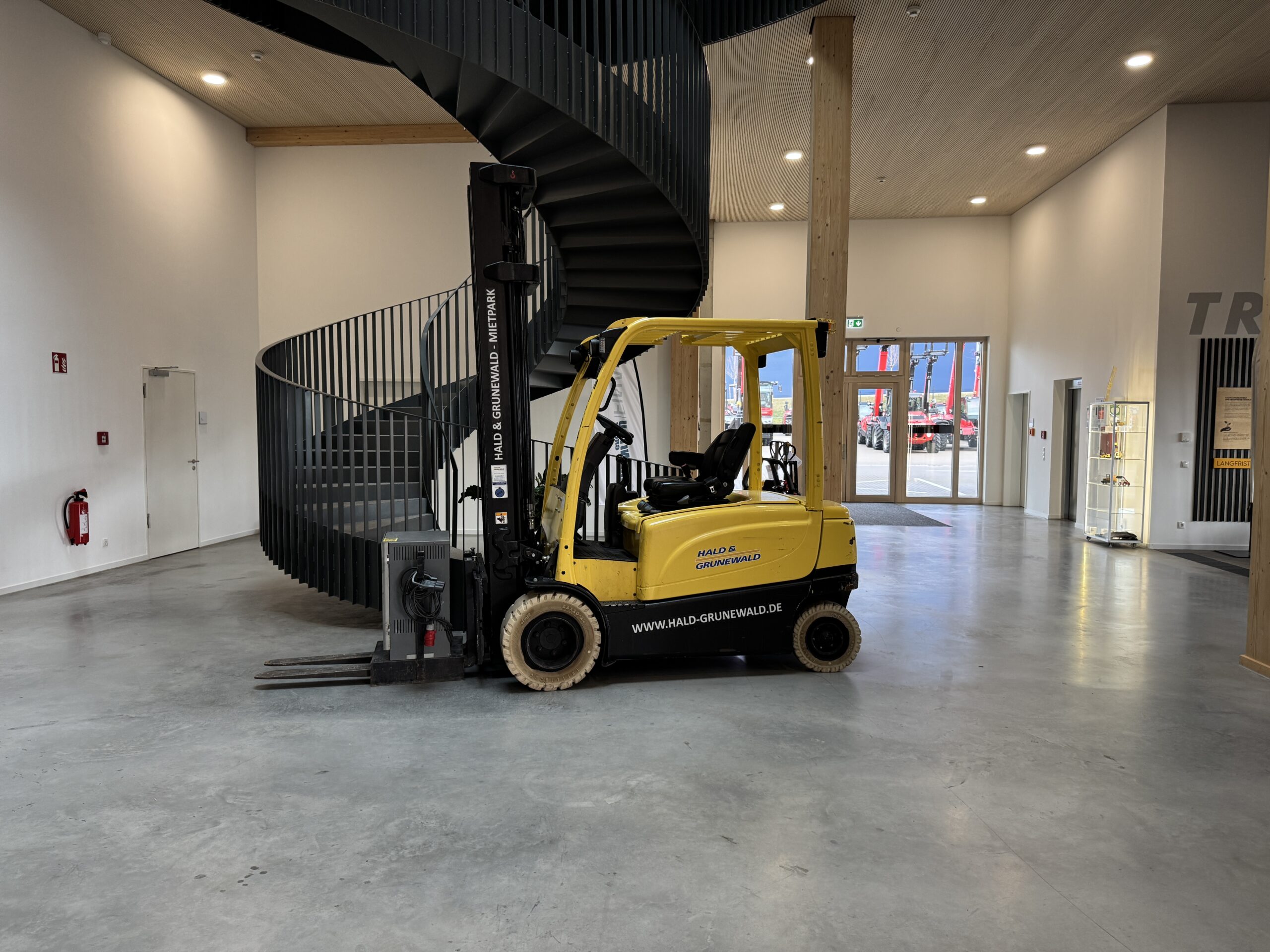hyster-j3-0xn-elektro-gabelstapler-6-70m-hubh-he image 1