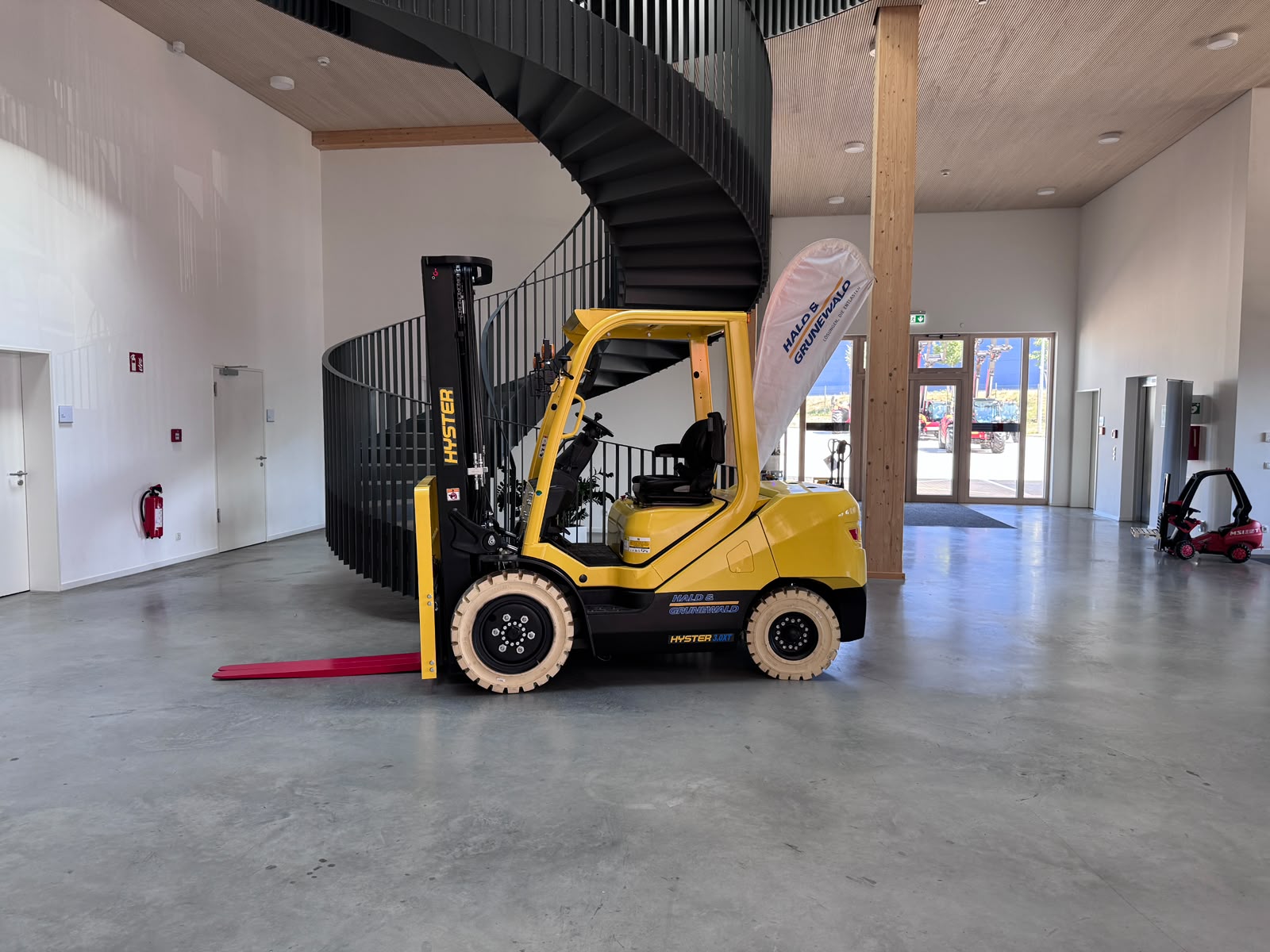 hyster-j3-0xtlg-elektro-frontstapler-triplex-lithium image 1