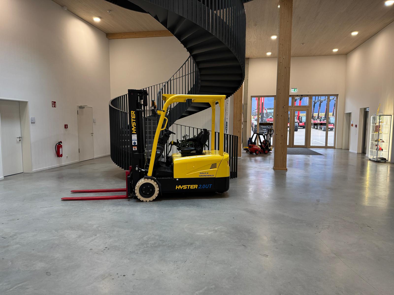 hyster-j2-0uttl-elektro-frontstapler-mit-lithium-batterie image 1