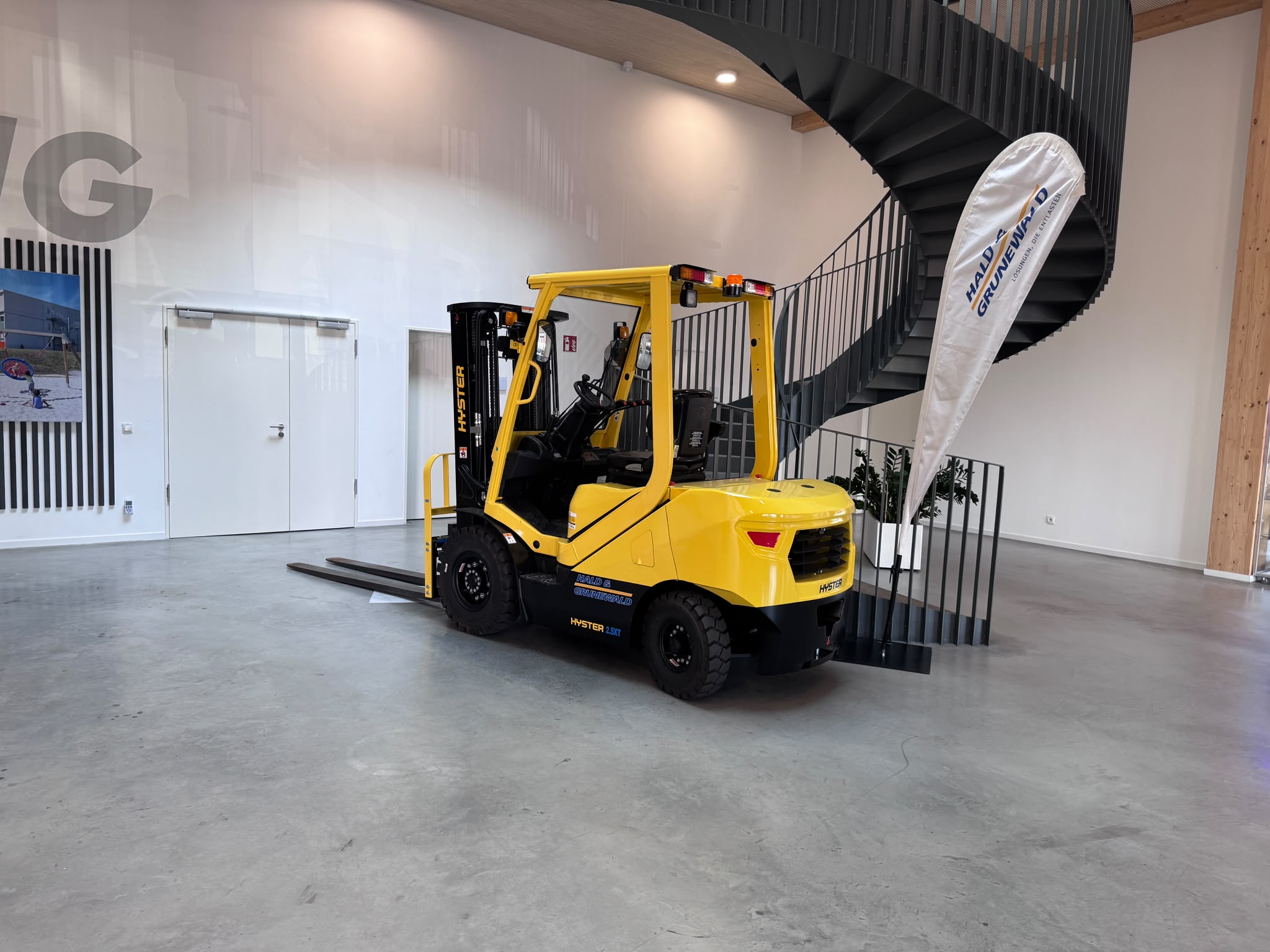 hyster-j2-5xtlg-elektro-frontstapler-triplex-4500mm image 2