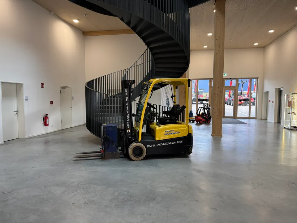 hyster-j1-8xnt-mwb-elektro-frontstapler-triplex image 1