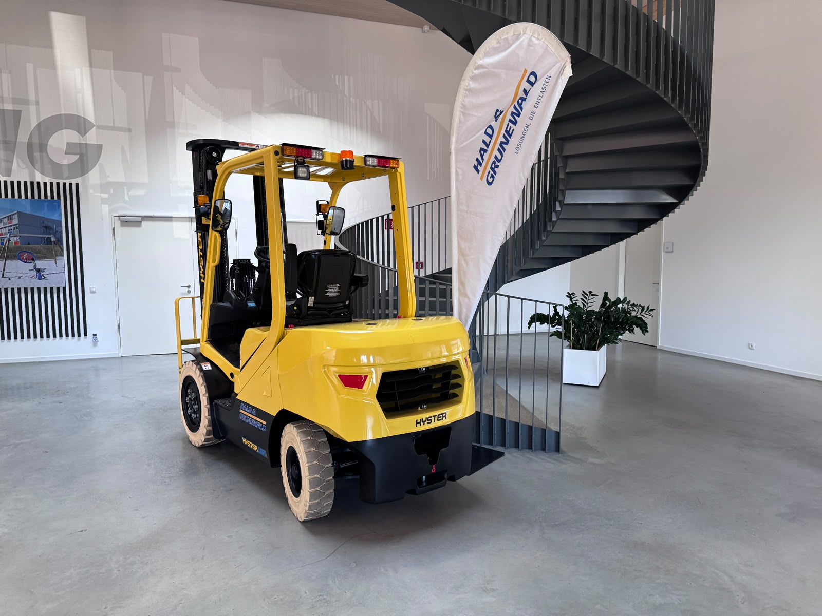hyster-j3-0xtlg-elektro-frontstapler-triplex-lithium image 3