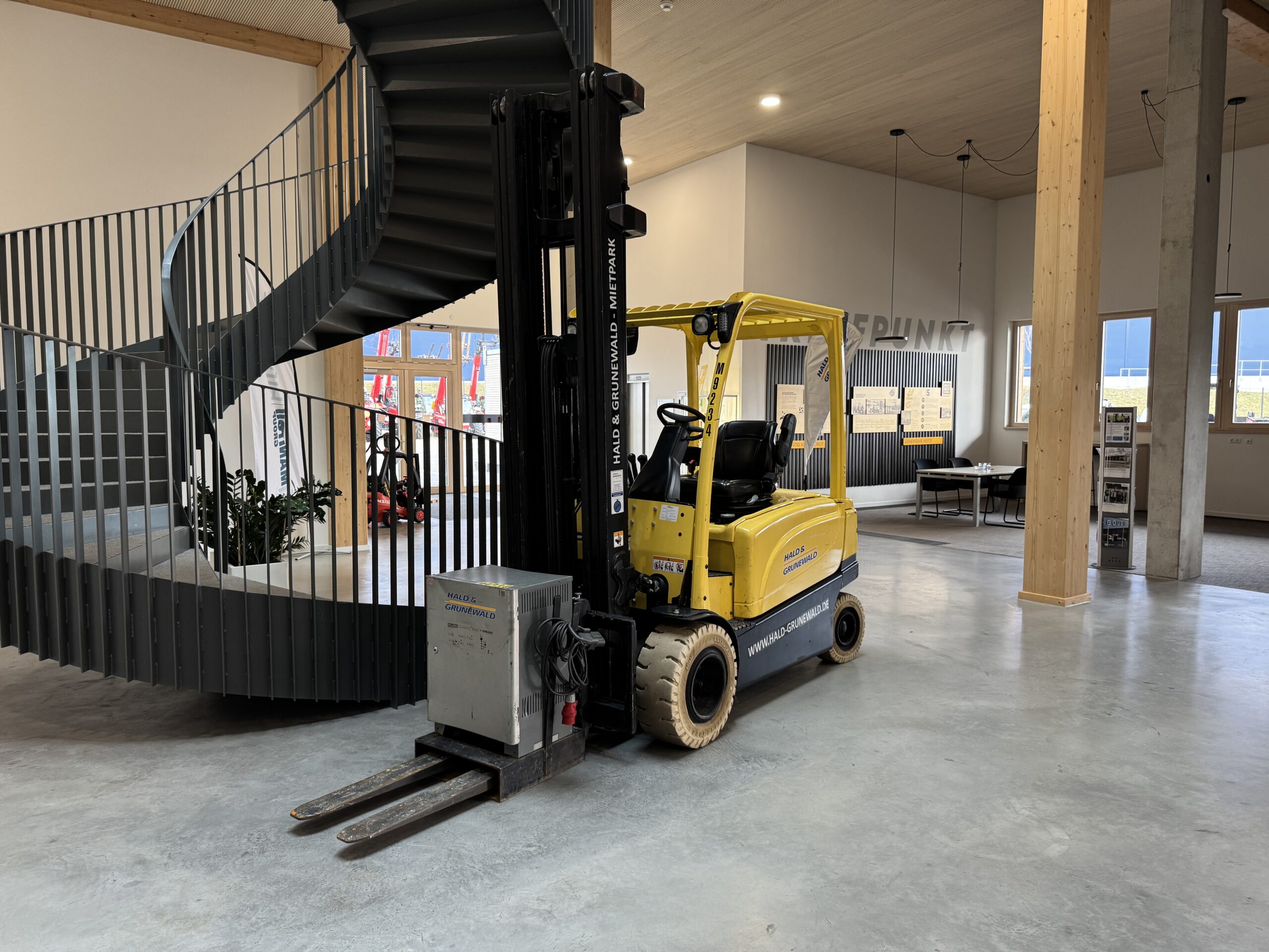 hyster-j3-0xn-elektro-gabelstapler-6-70m-hubh-he image 2