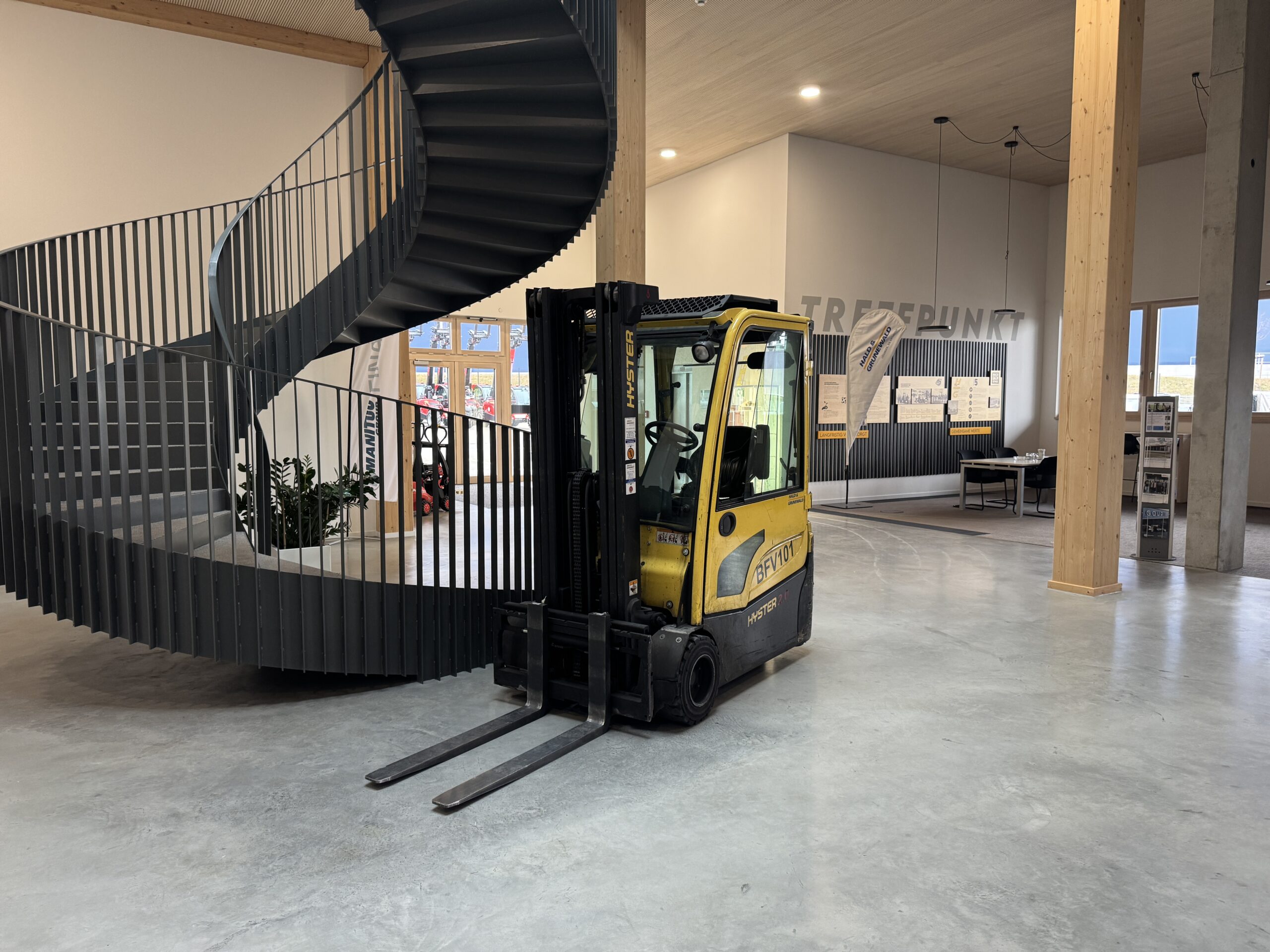 hyster-j2-0xnt-elektro-gabelstapler-vollkabine-triplex image 5