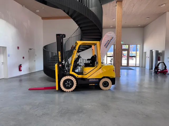 hyster-j3-0xtlg-elektro-frontstapler-triplex-lithium image 1