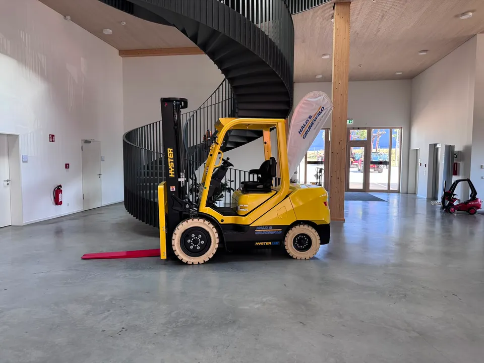 hyster-j3-0xtlg-elektro-frontstapler-triplex-lithium image 1