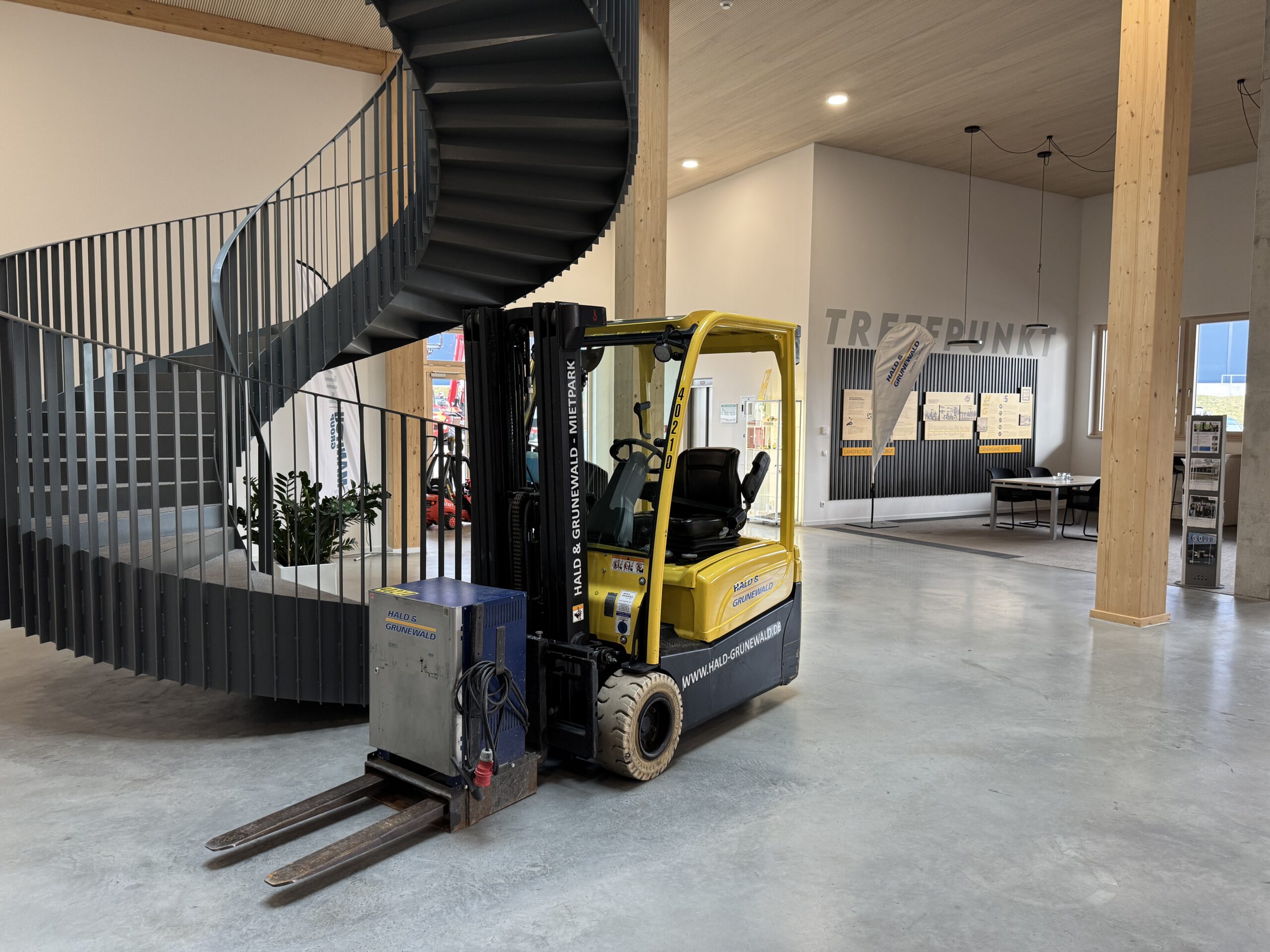hyster-j1-8xnt-mwb-elektro-frontstapler-triplex image 2