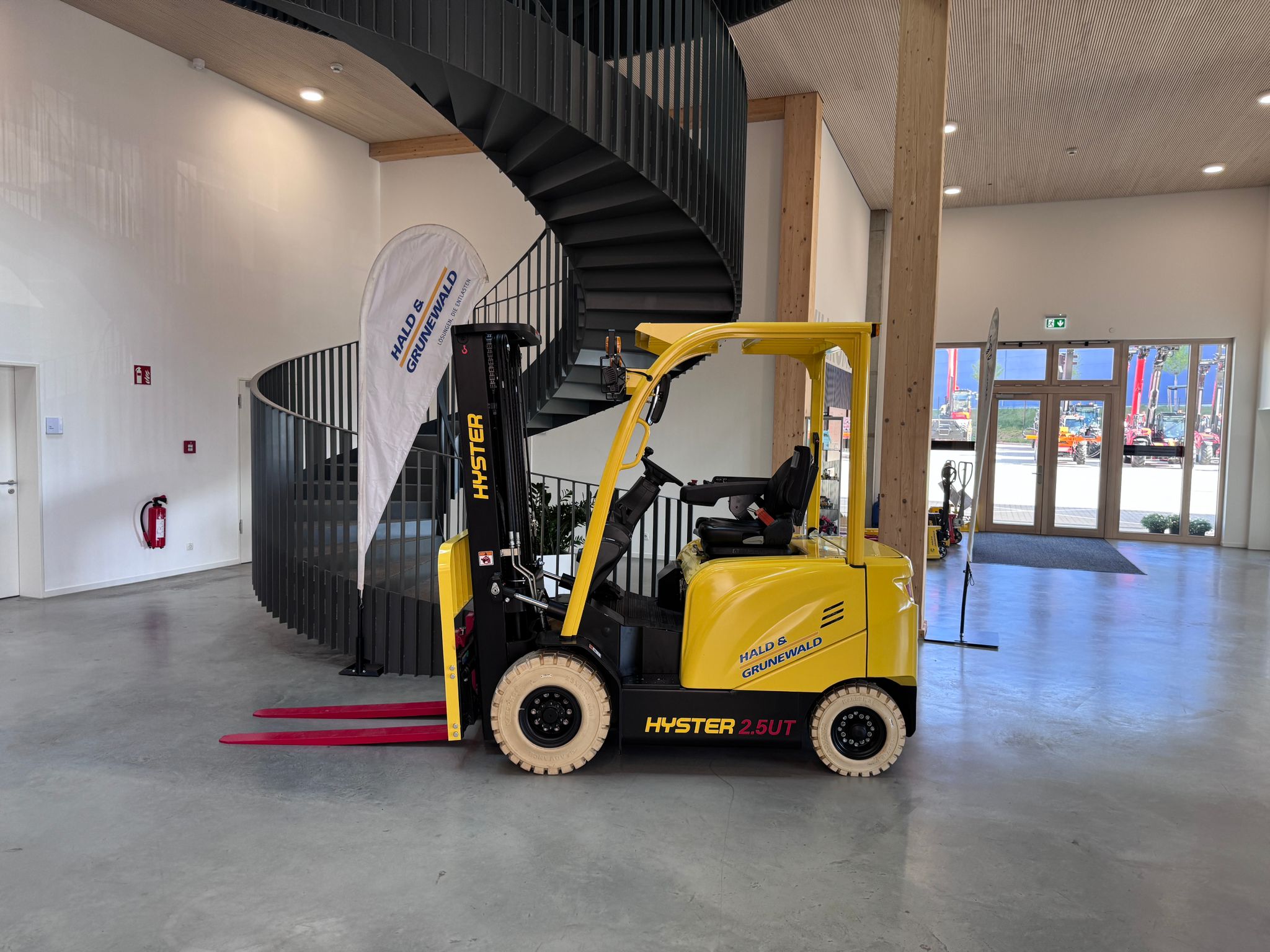 hyster-j2-5ut-elektro-frontstapler-lithium-triplex-minihebel image 1