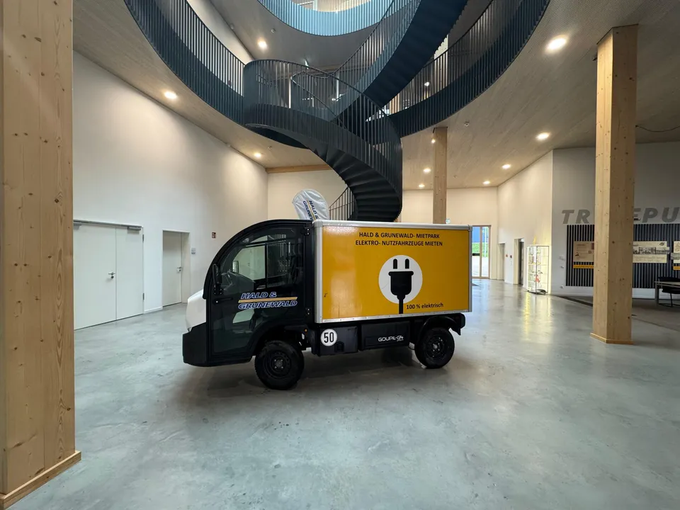 goupil-g4-elektro-nutzfahrzeug-van-aufbau-rollt-ren image 1