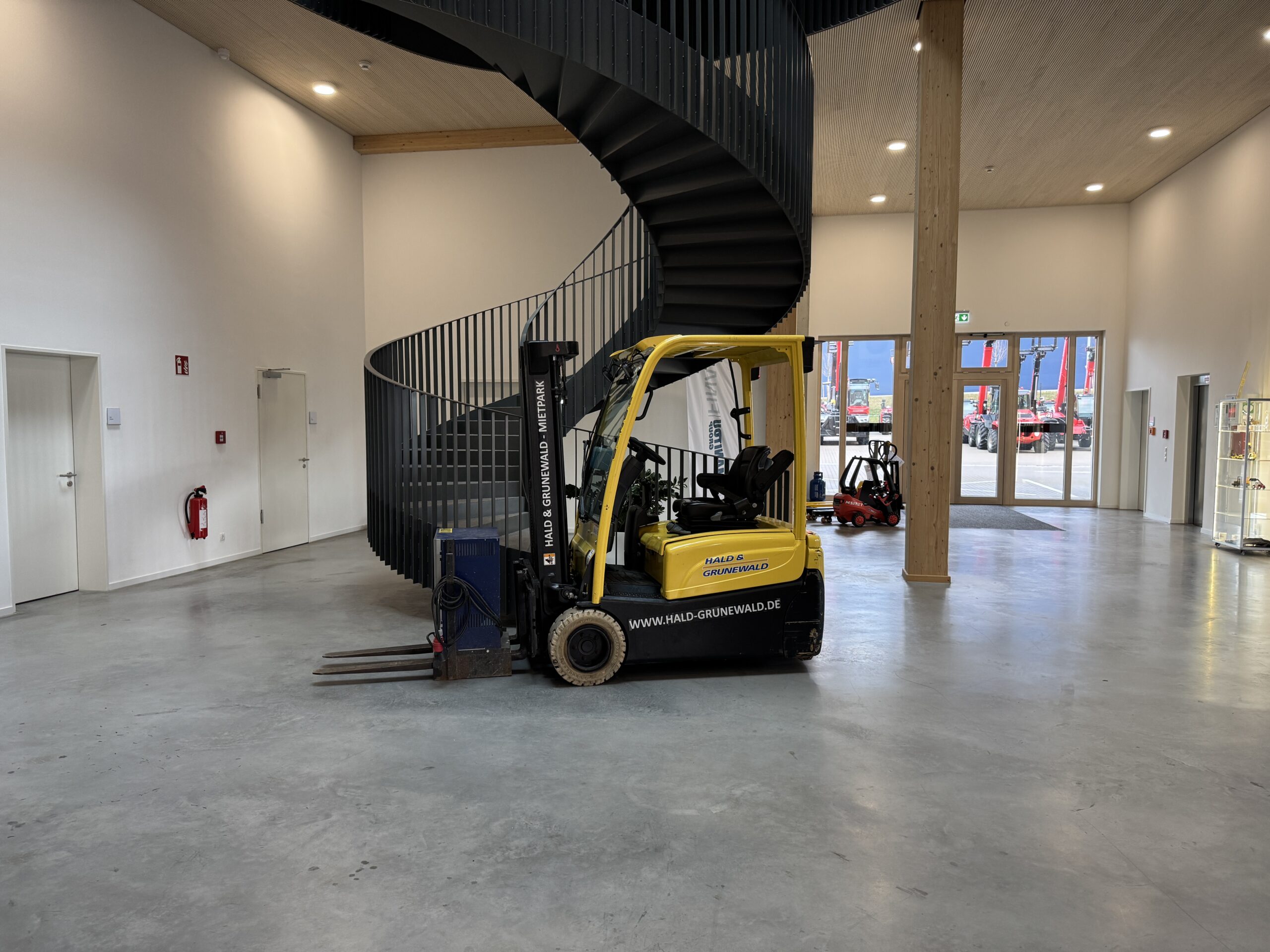 hyster-j1-8xnt-mwb-elektro-frontstapler-triplex image 1
