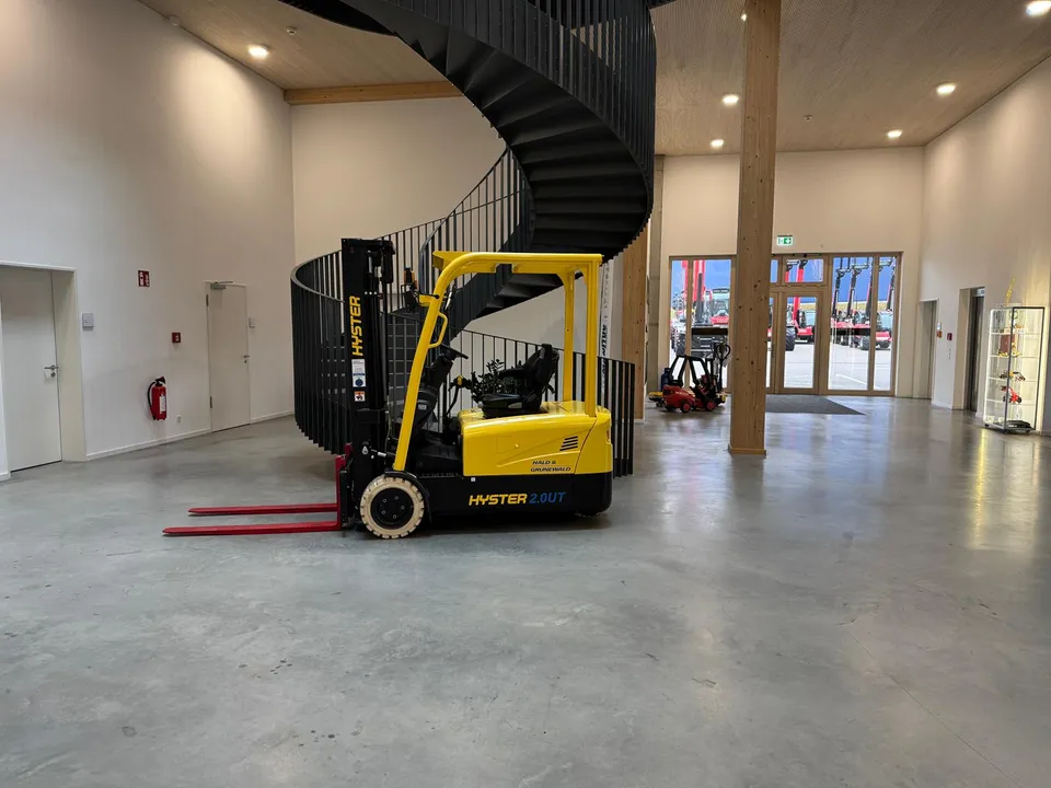 hyster-j2-0uttl-elektro-frontstapler-mit-lithium-batterie image 1