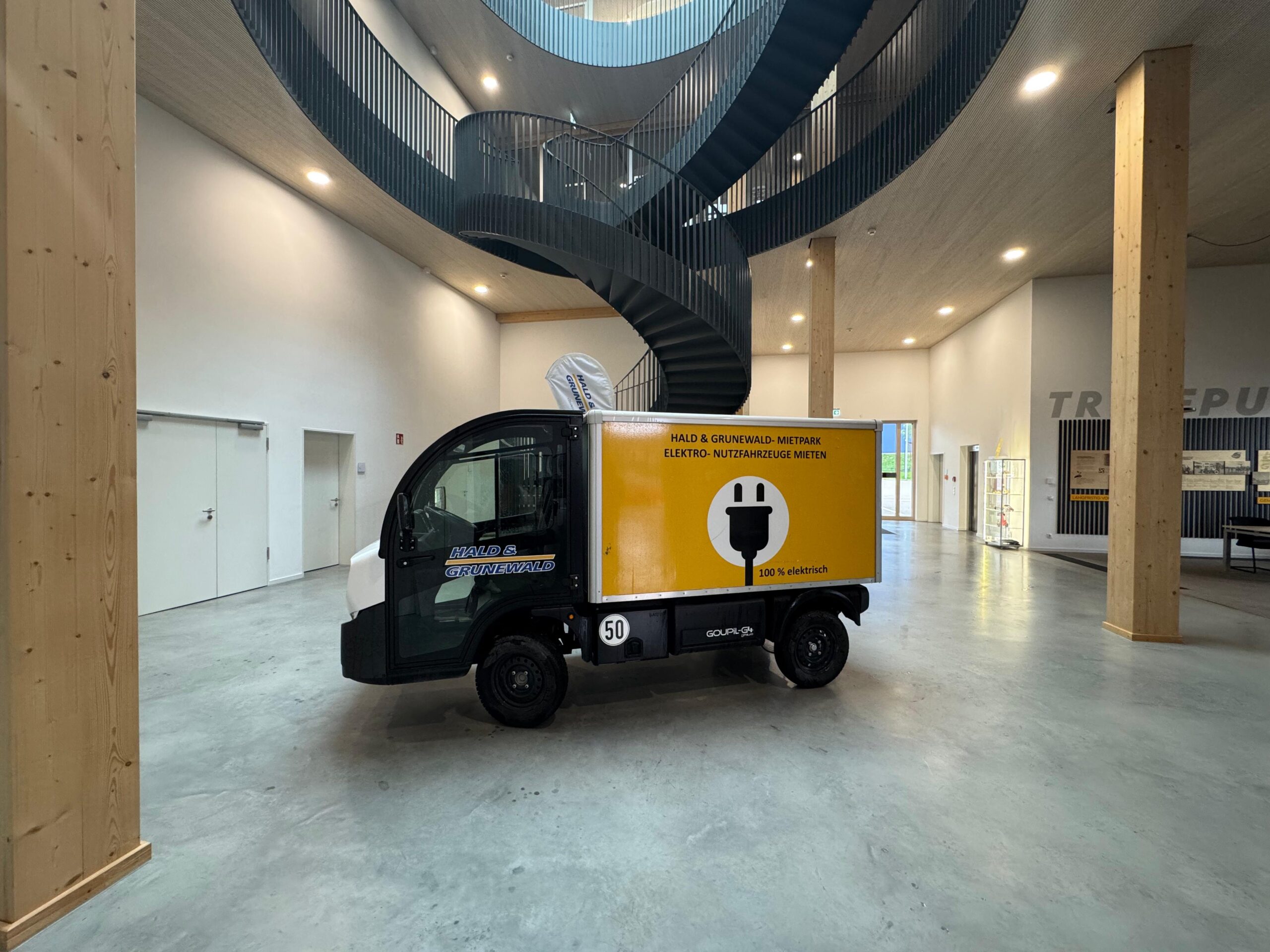 goupil-g4-elektro-nutzfahrzeug-van-aufbau-rollt-ren image 1