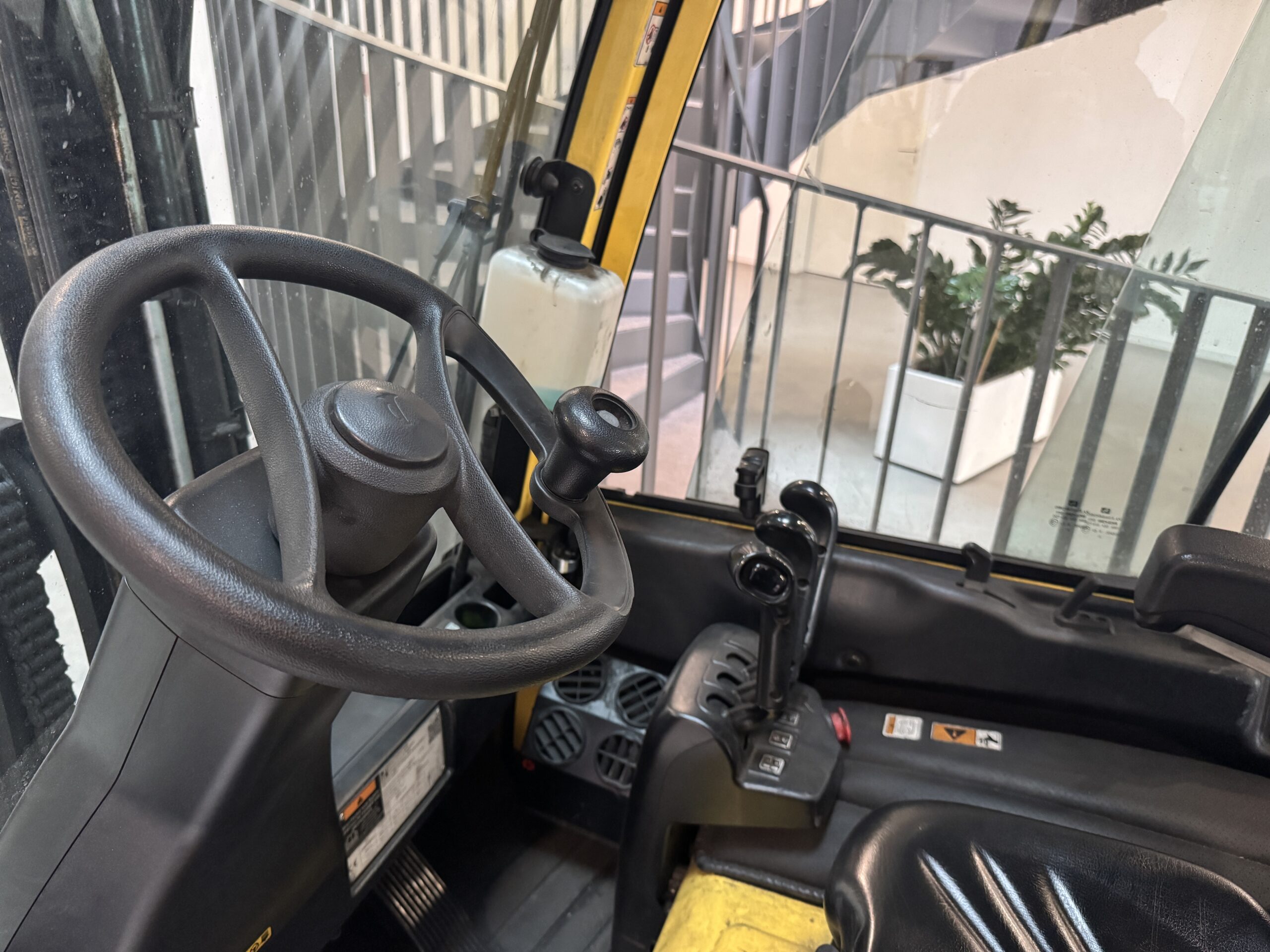 hyster-j2-0xnt-elektro-gabelstapler-vollkabine-triplex image 3