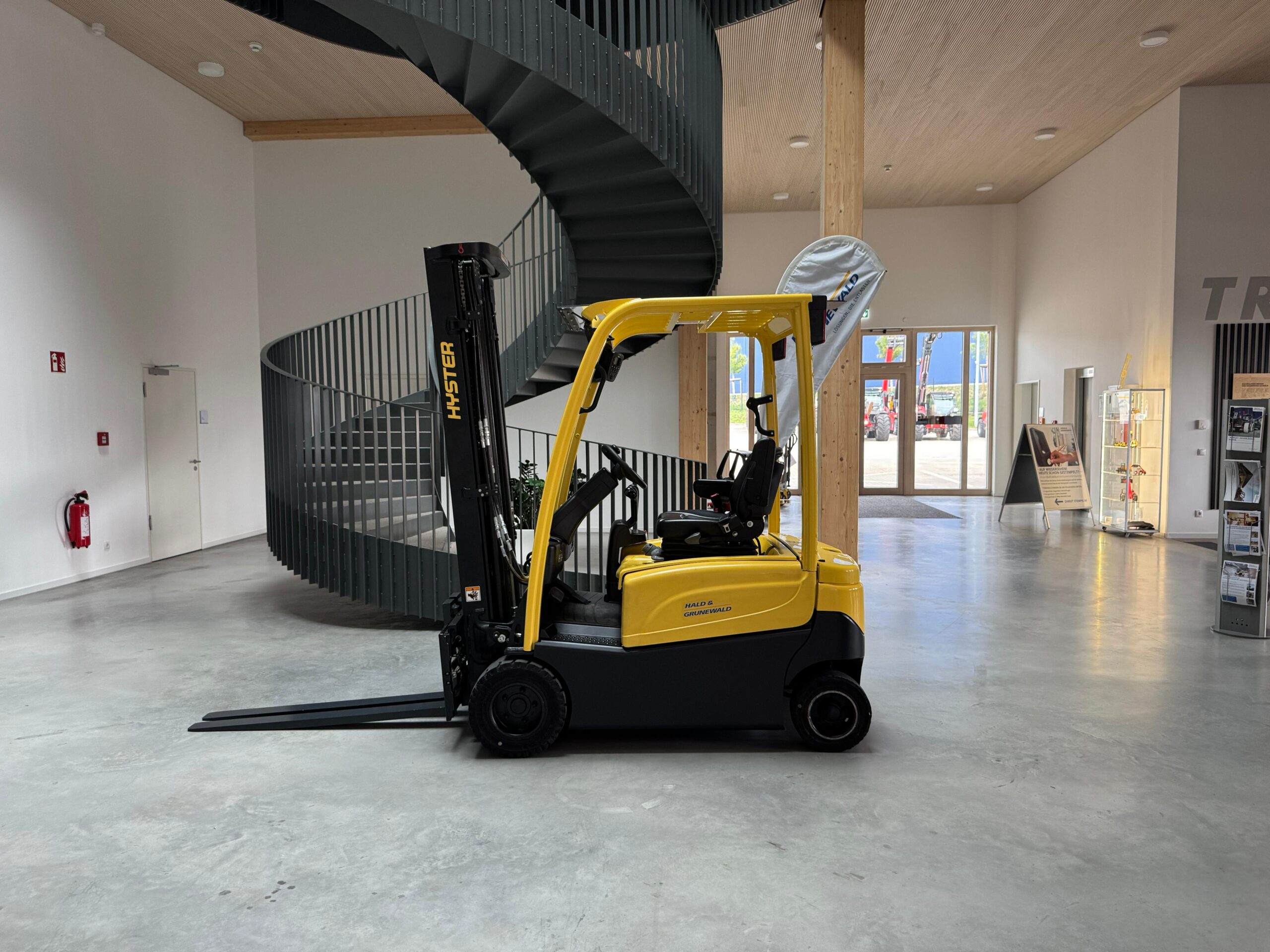 hyster-j1-6xn-elektro-frontstapler-seitenschieber image 1