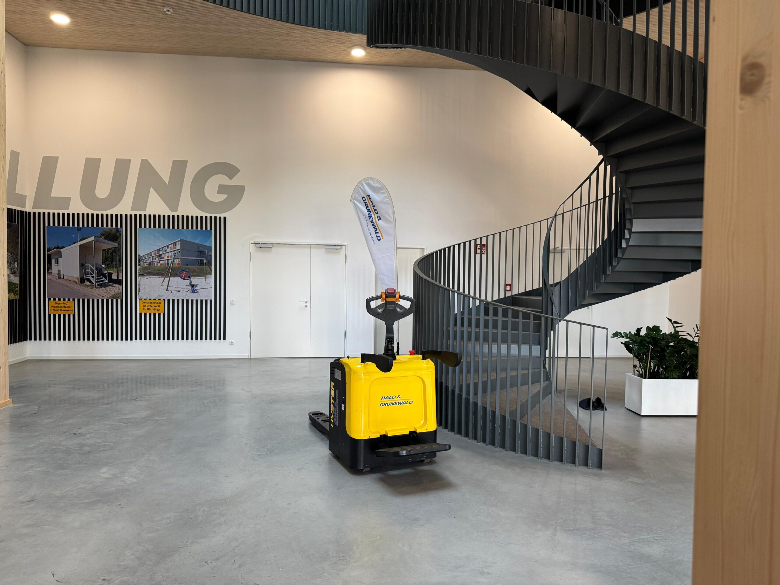 hyster-p2-0uts-elektro-niederhubwagen-fahrerstand image 3