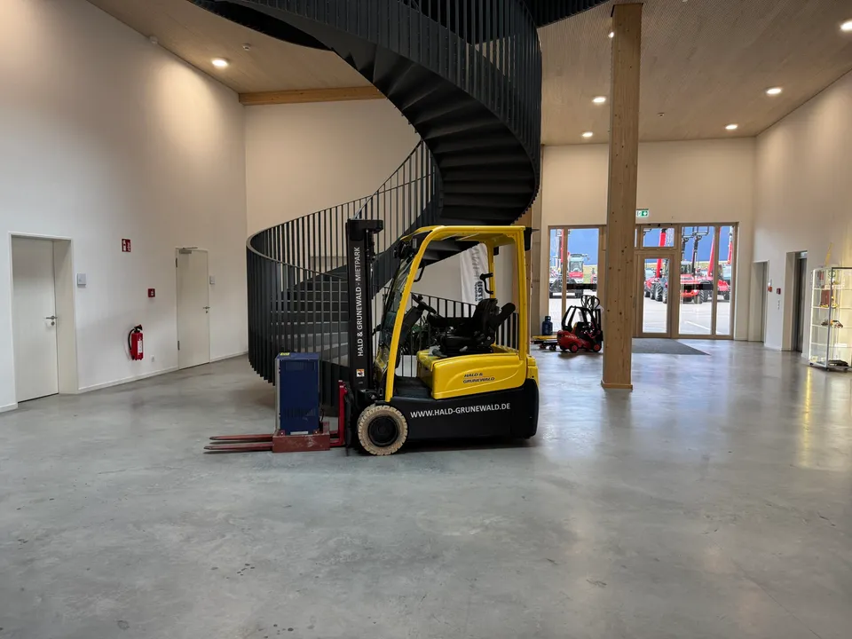 hyster-j2-0xnt-elektro-frontstapler-seitenschieber-vollfreihub image 1