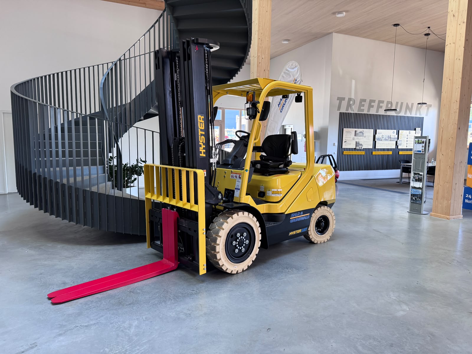 hyster-j3-0xtlg-elektro-frontstapler-triplex-lithium image 2