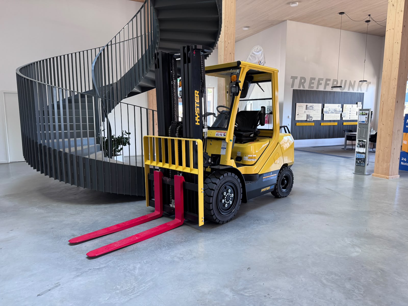 hyster-j3-5xtlg-elektro-frontstapler-lithium-triplex-4800mm image 2