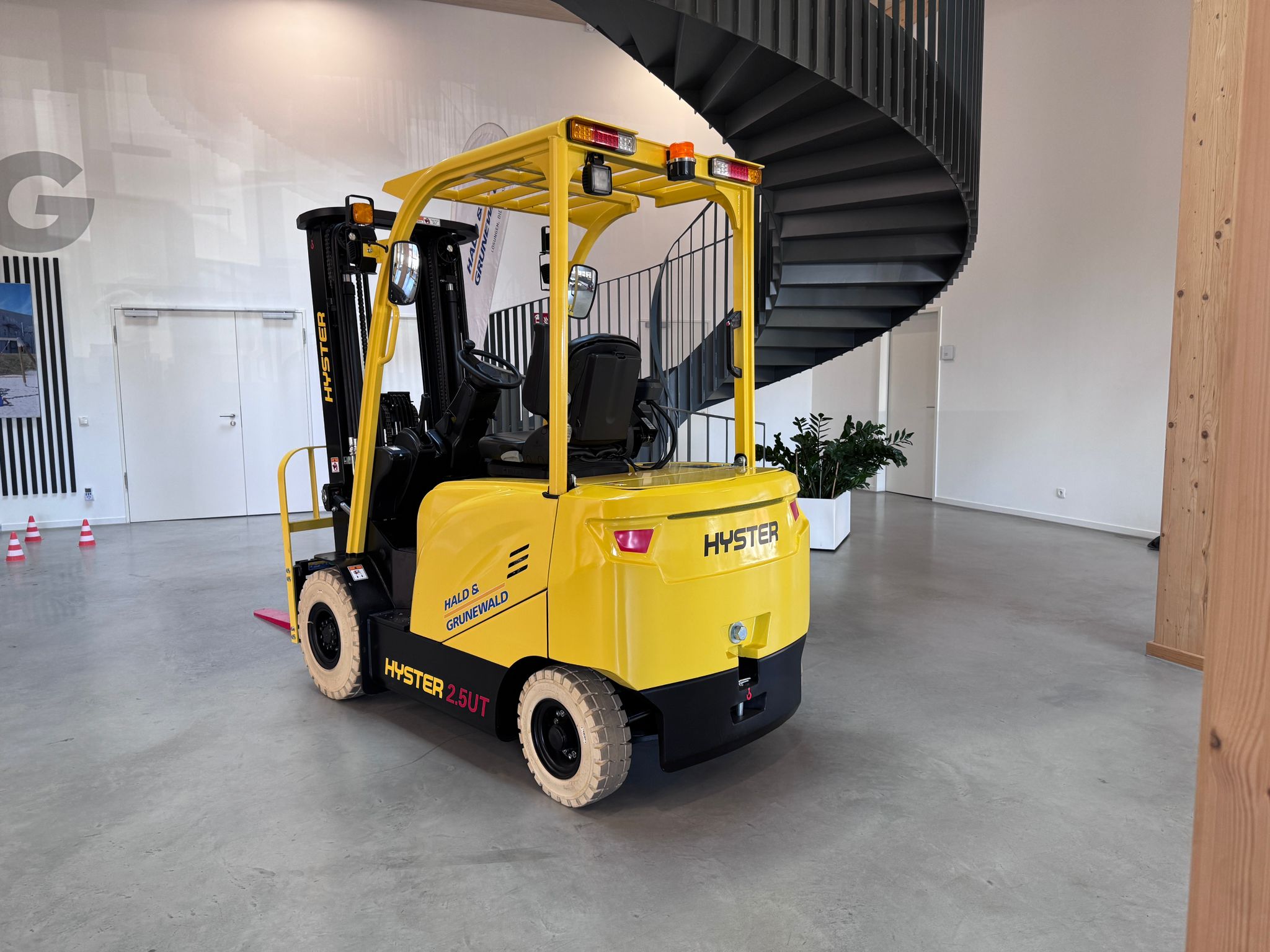 hyster-j2-5ut-elektro-frontstapler-lithium-triplex-minihebel image 3
