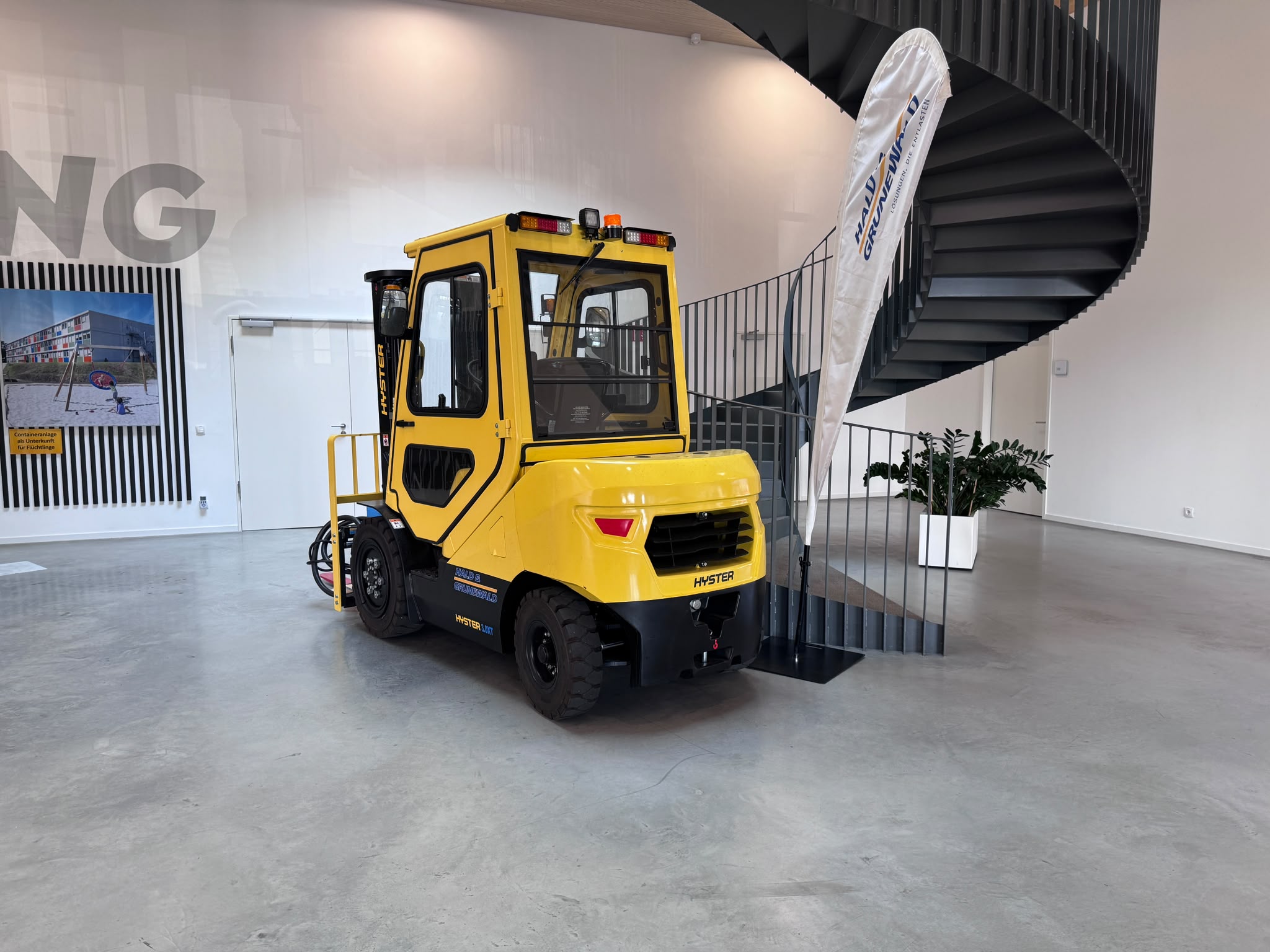 hyster-j3-0xtlg-elektro-frontstapler-vollkabine-triplex image 3