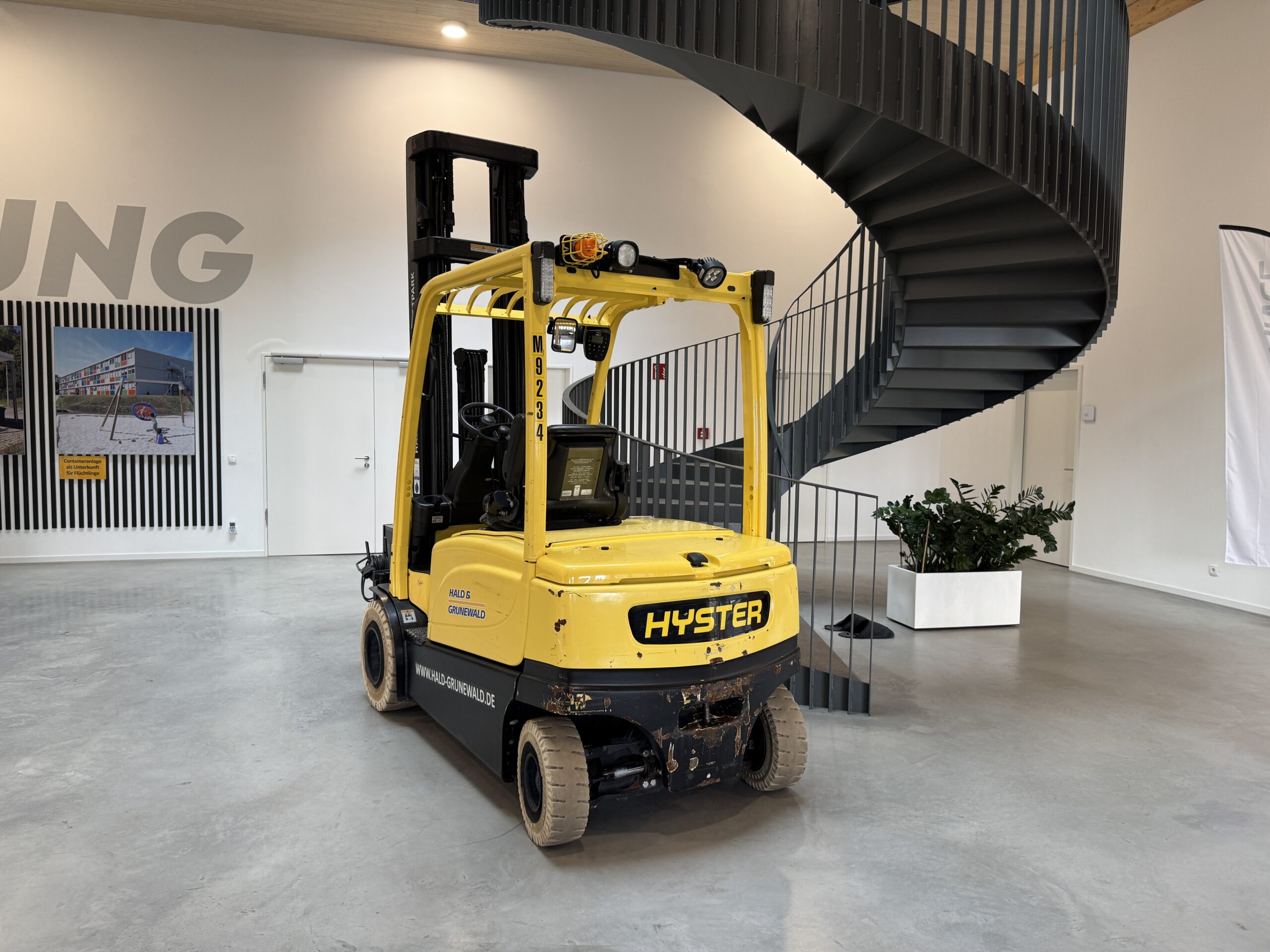 hyster-j3-0xn-elektro-gabelstapler-6-70m-hubh-he image 3