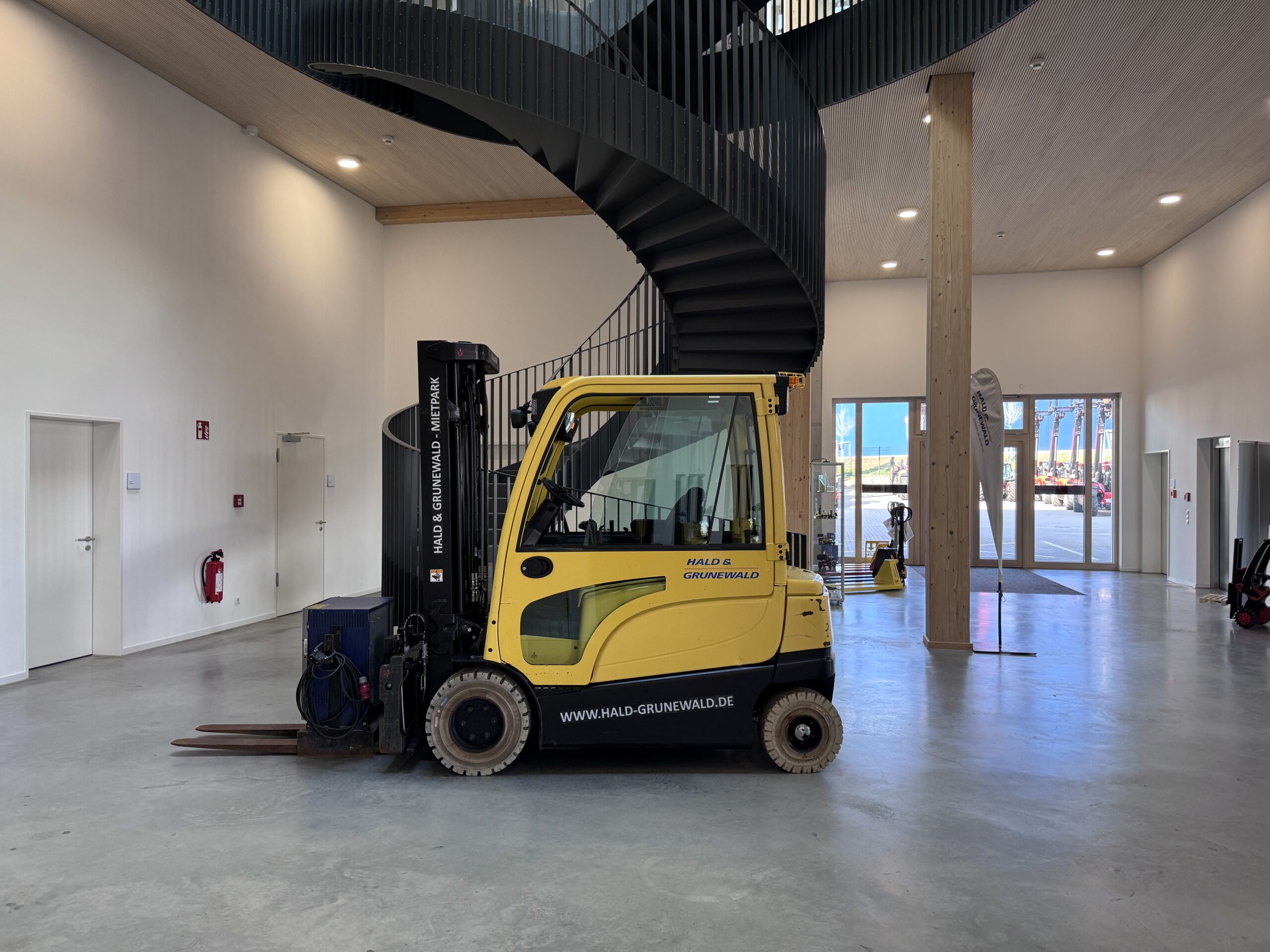 hyster-j3-0xn-elektro-frontstapler-vollkabine-heizung image 1