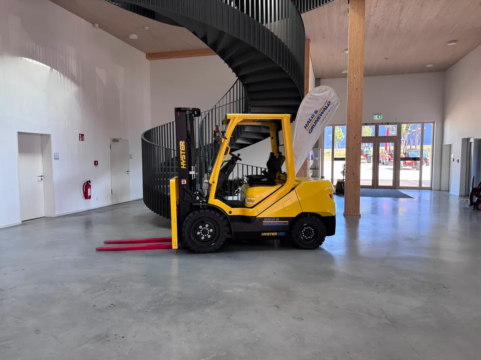 hyster-j3-5xtlg-elektro-frontstapler-lithium-triplex-4800mm image 1