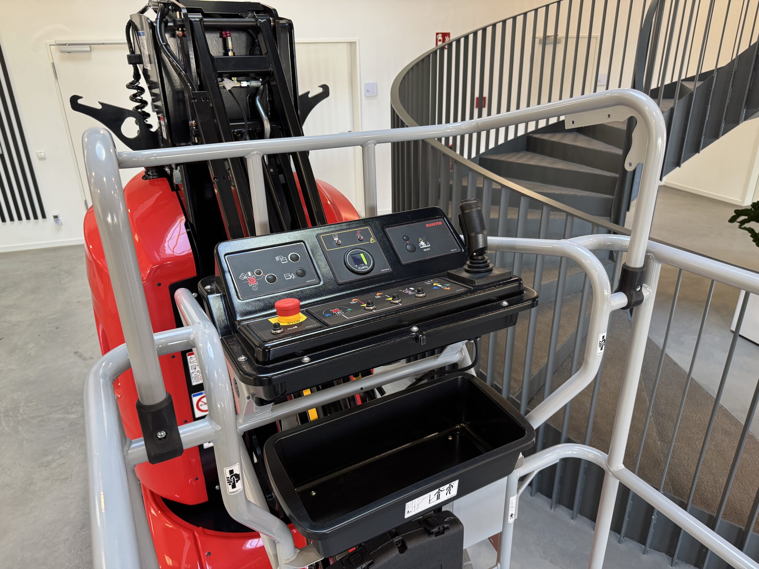 manitou-100-vjr-elektro-vertikalb-hne-24-v-korb image 4