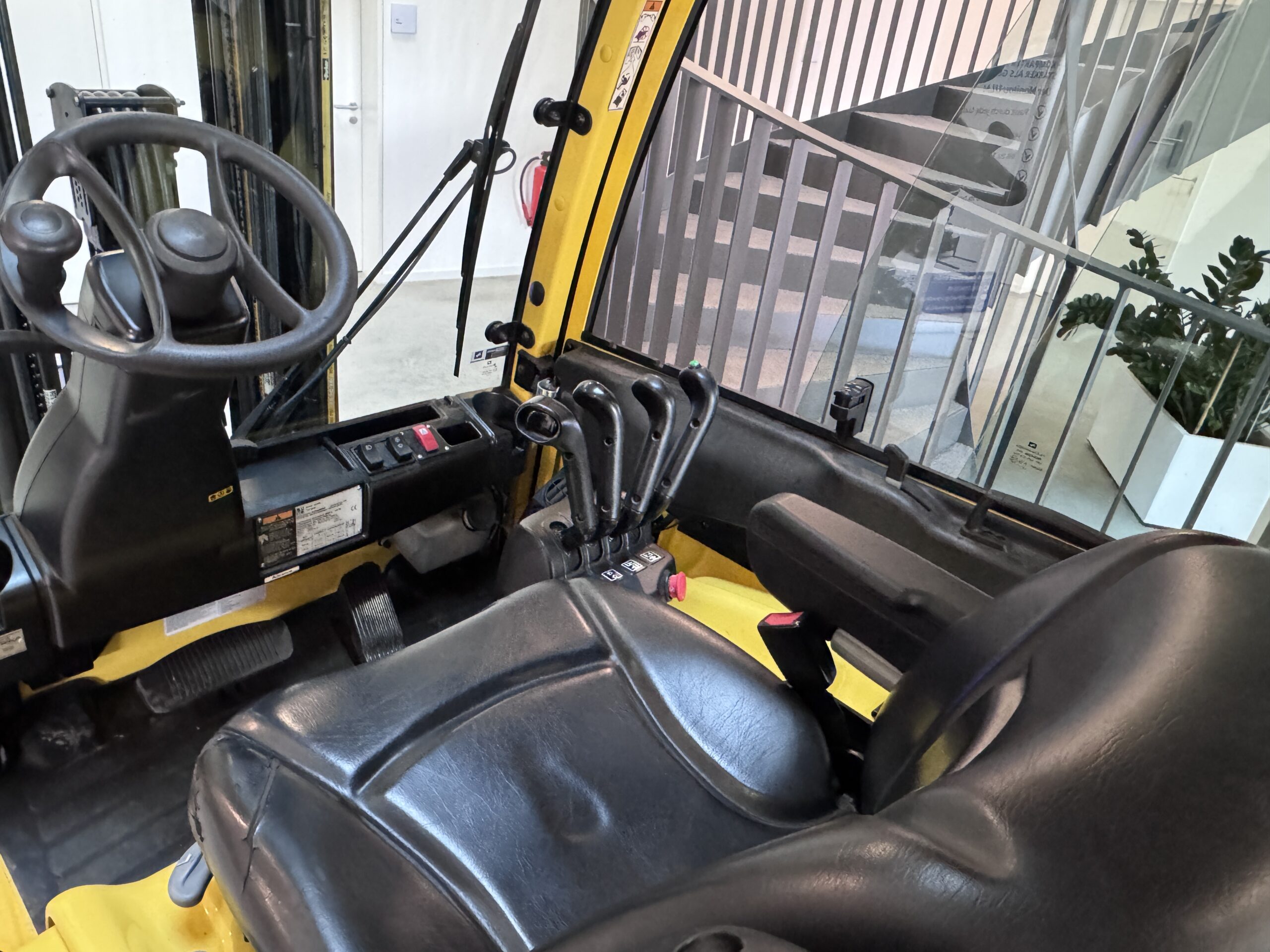 hyster-j3-0xn-elektro-frontstapler-vollkabine-heizung image 2