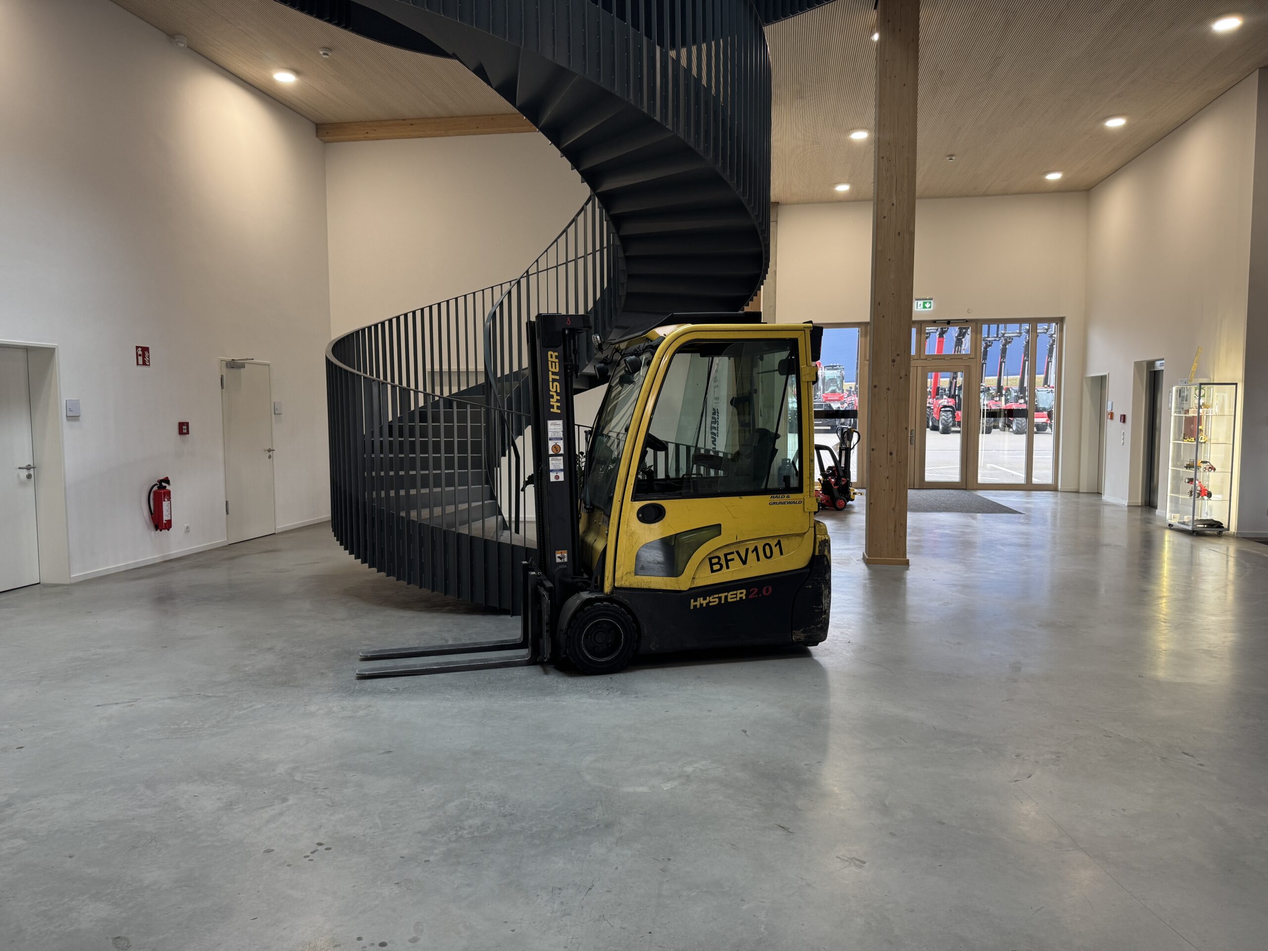 hyster-j2-0xnt-elektro-gabelstapler-vollkabine-triplex image 1
