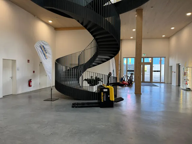hyster-p2-0uts-elektro-niederhubwagen-fahrerstand image 1
