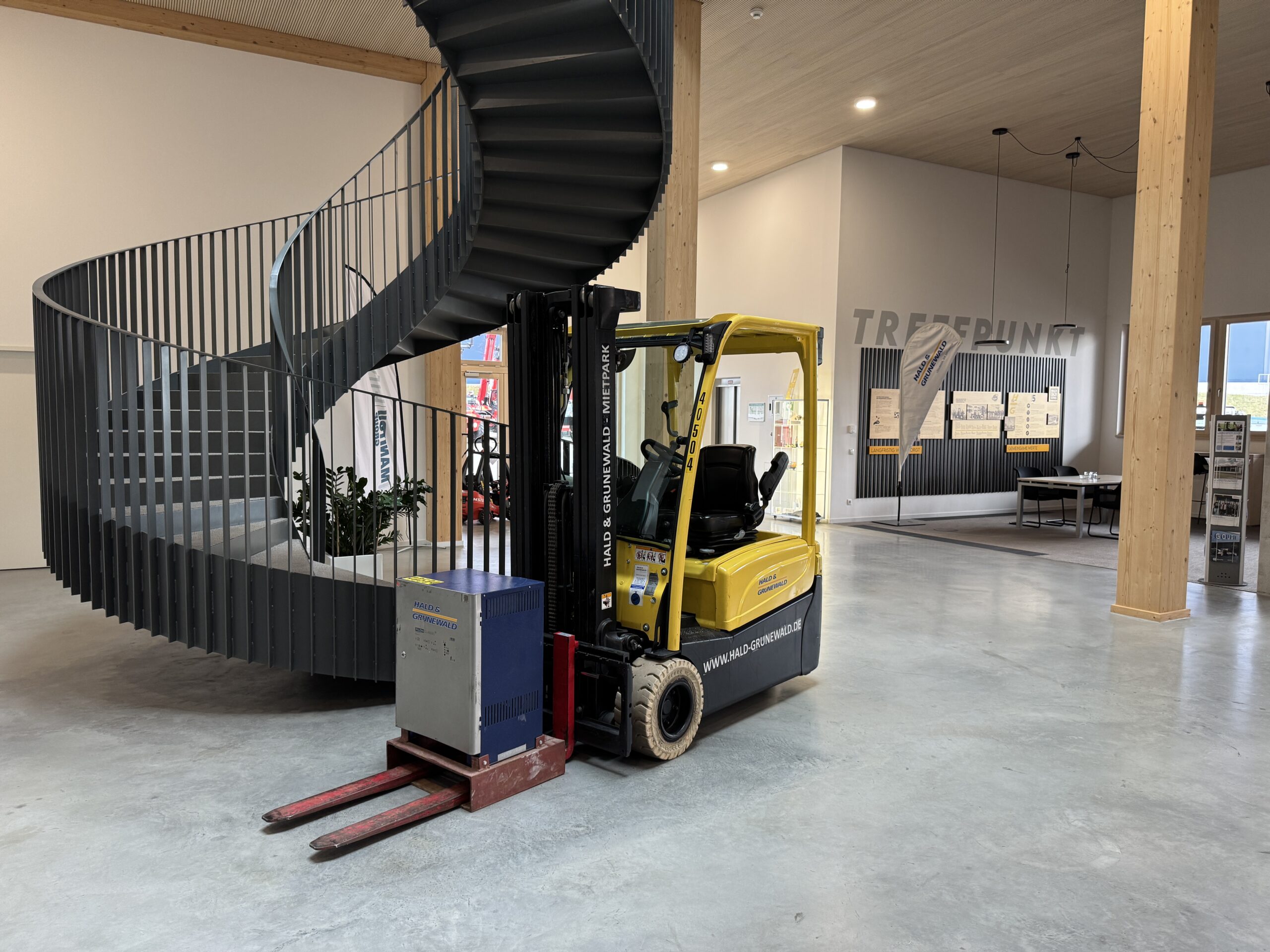 hyster-j2-0xnt-elektro-frontstapler-seitenschieber-vollfreihub image 2